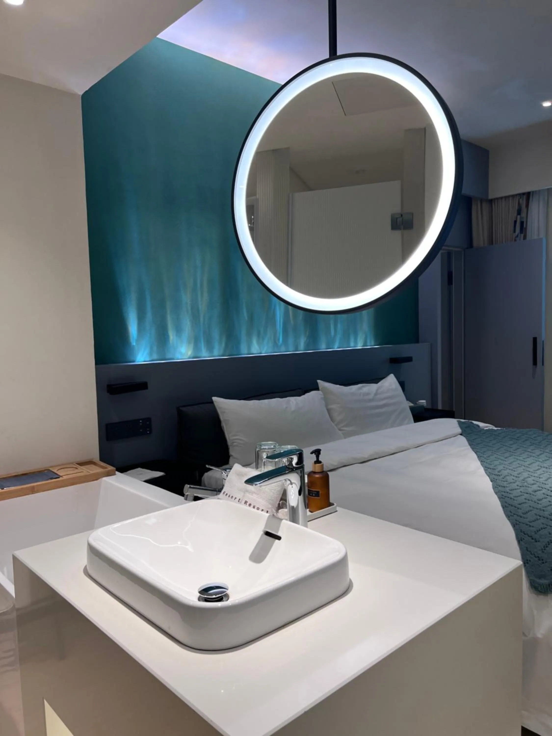 Property building, Bed in Zhi Resort Beijing&Peafowl Garden&Breakfast with Deer&Private Hot Spring&50 Meter Swimming Pool&Free Coffee&Close to Olympic Forest Park