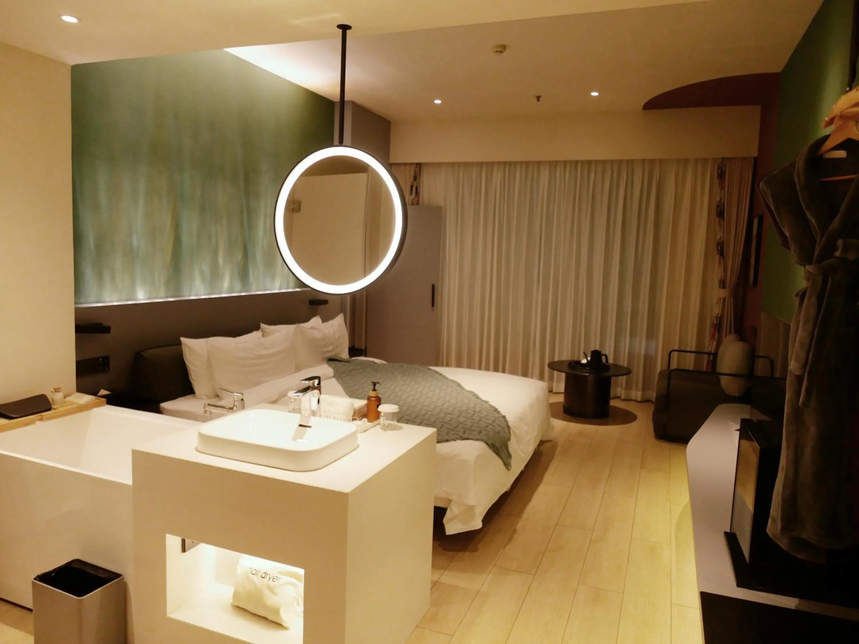 Bed in Zhi Resort Beijing&Peafowl Garden&Breakfast with Deer&Private Hot Spring&50 Meter Swimming Pool&Free Coffee&Close to Olympic Forest Park