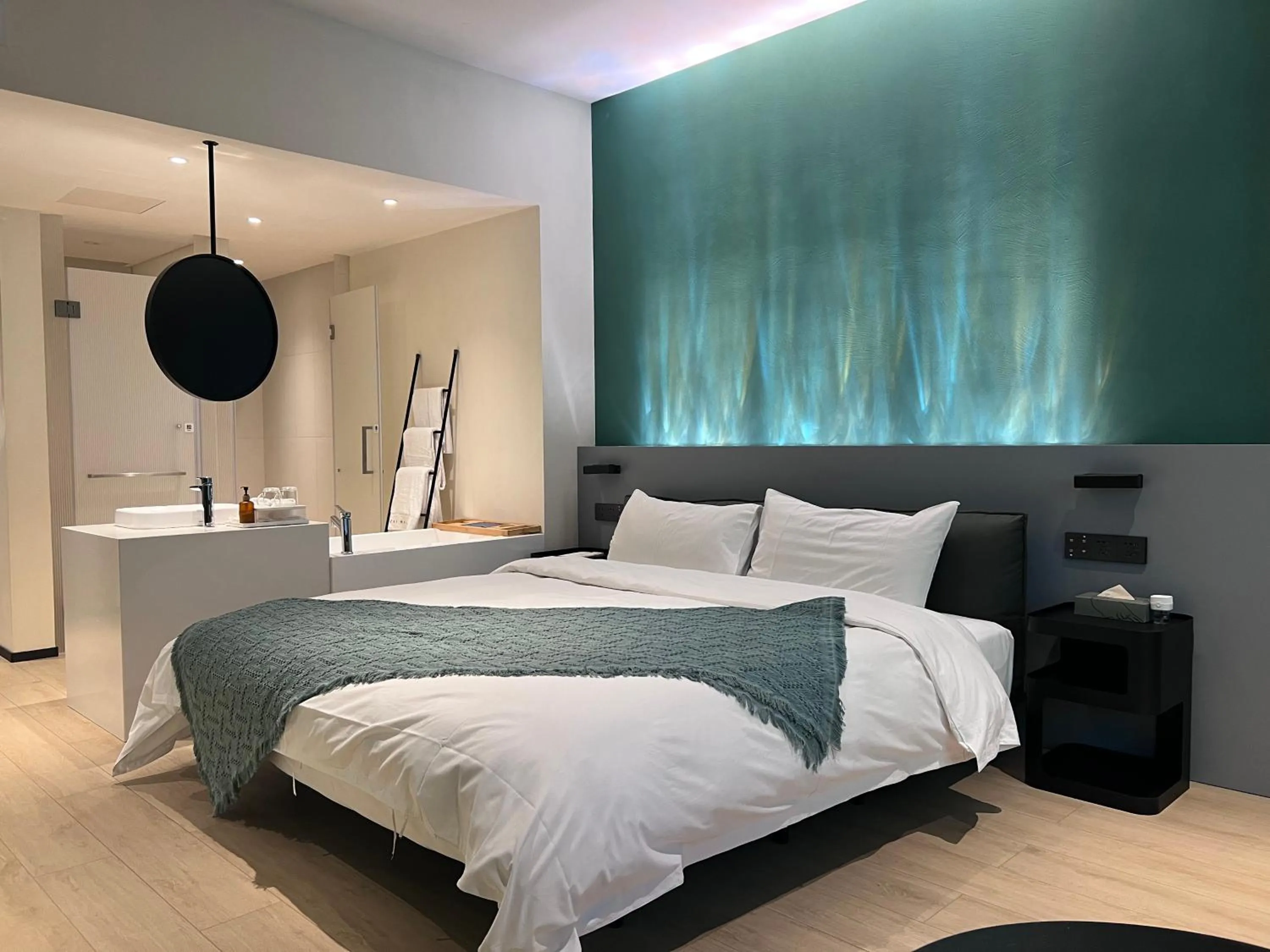 Property building, Bed in Zhi Resort Beijing&Peafowl Garden&Breakfast with Deer&Private Hot Spring&50 Meter Swimming Pool&Free Coffee&Close to Olympic Forest Park