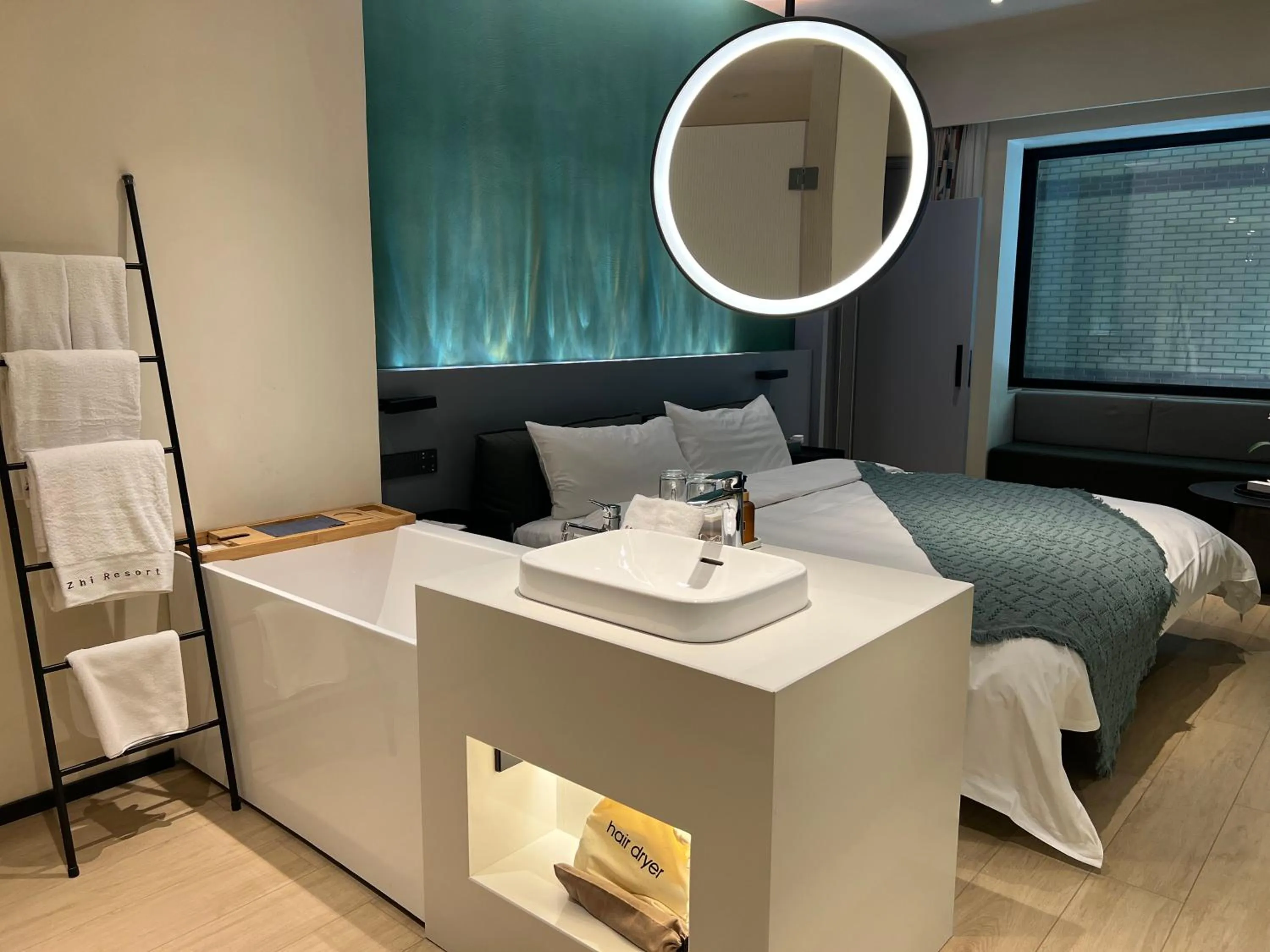 Property building, Bed in Zhi Resort Beijing&Peafowl Garden&Breakfast with Deer&Private Hot Spring&50 Meter Swimming Pool&Free Coffee&Close to Olympic Forest Park