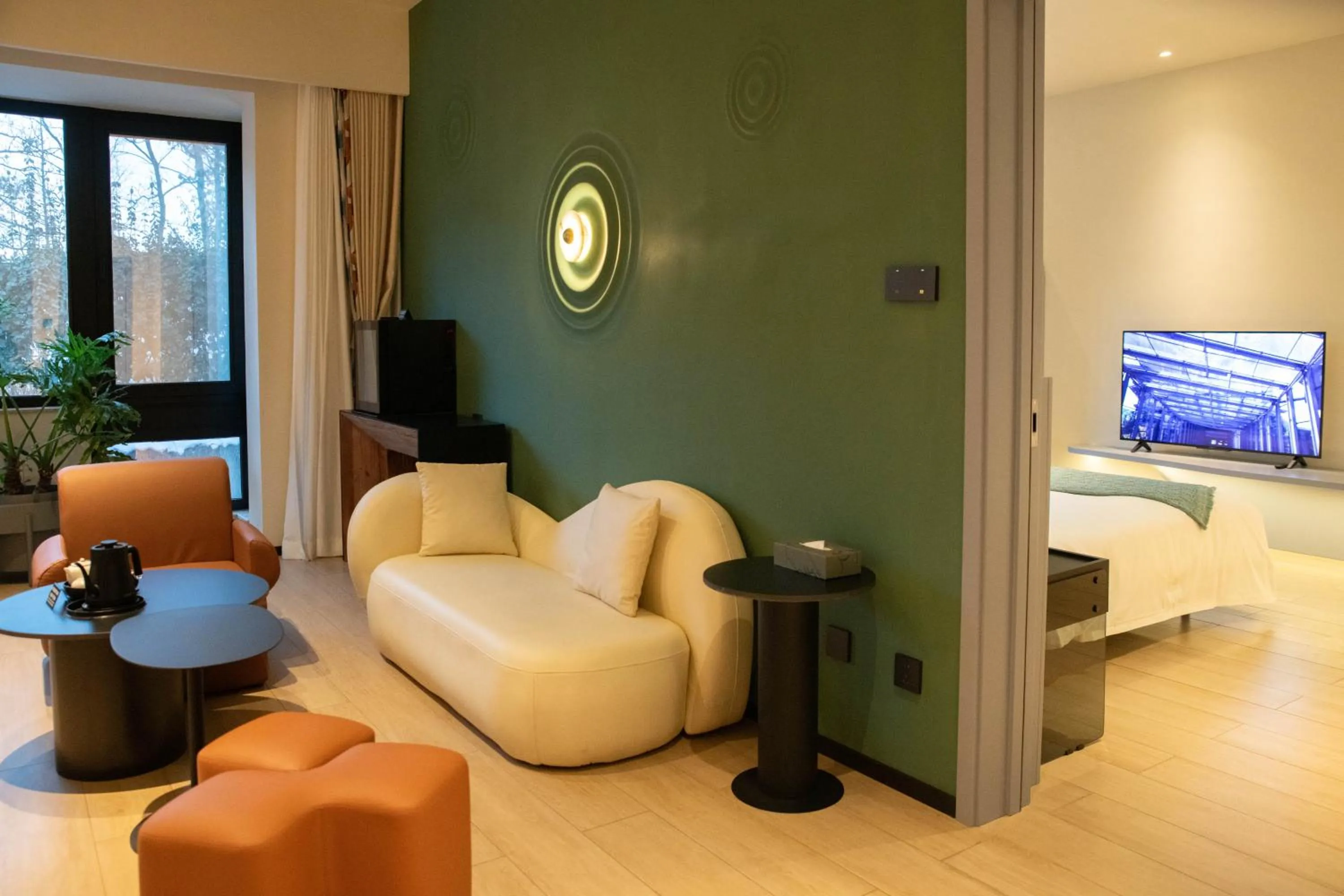 TV and multimedia in Zhi Resort Beijing&Peafowl Garden&Breakfast with Deer&Private Hot Spring&50 Meter Swimming Pool&Free Coffee&Close to Olympic Forest Park