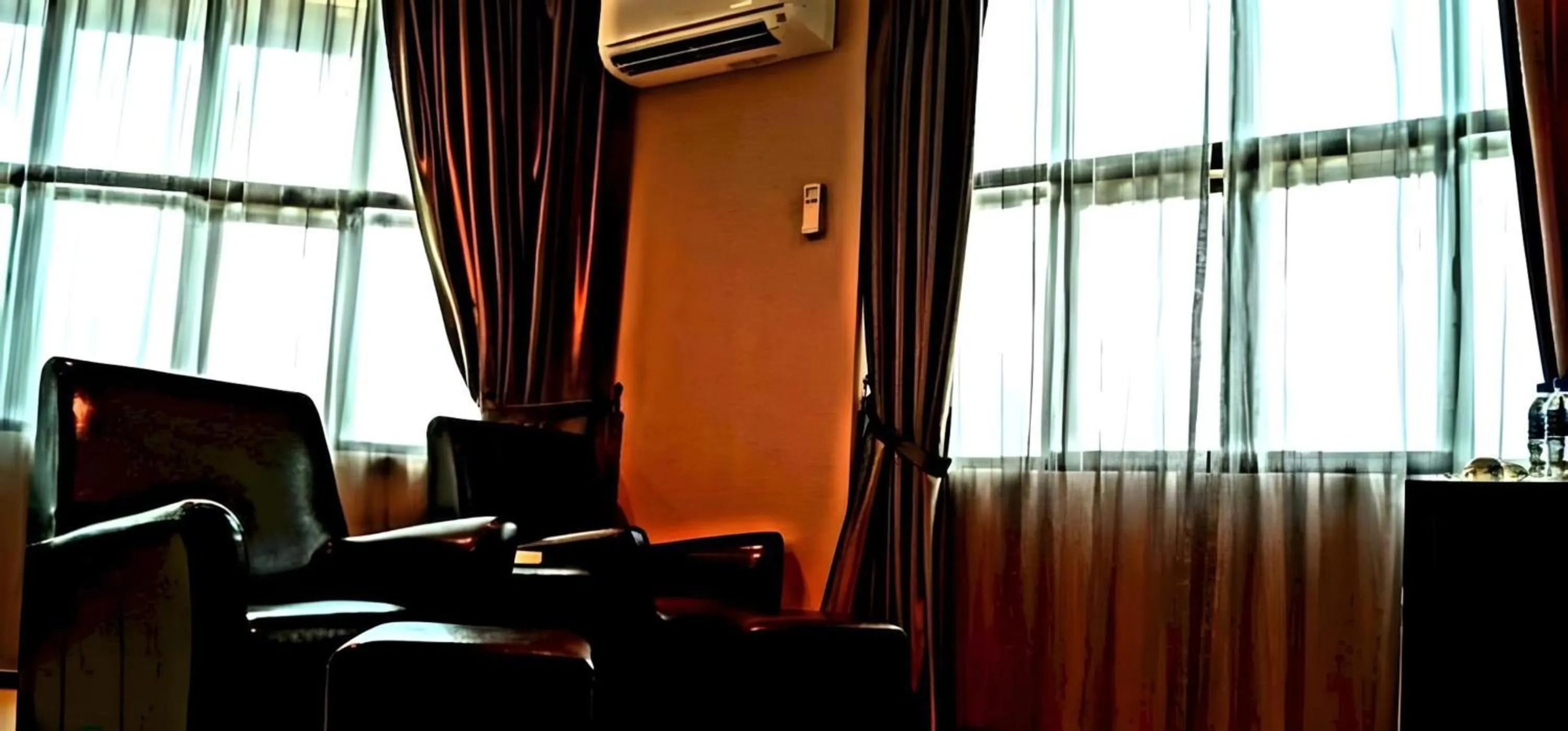 air conditioner in Capital O Rail Hotel