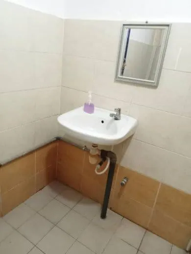 Bathroom in OYO HOME 90768 Flo Inn Motel