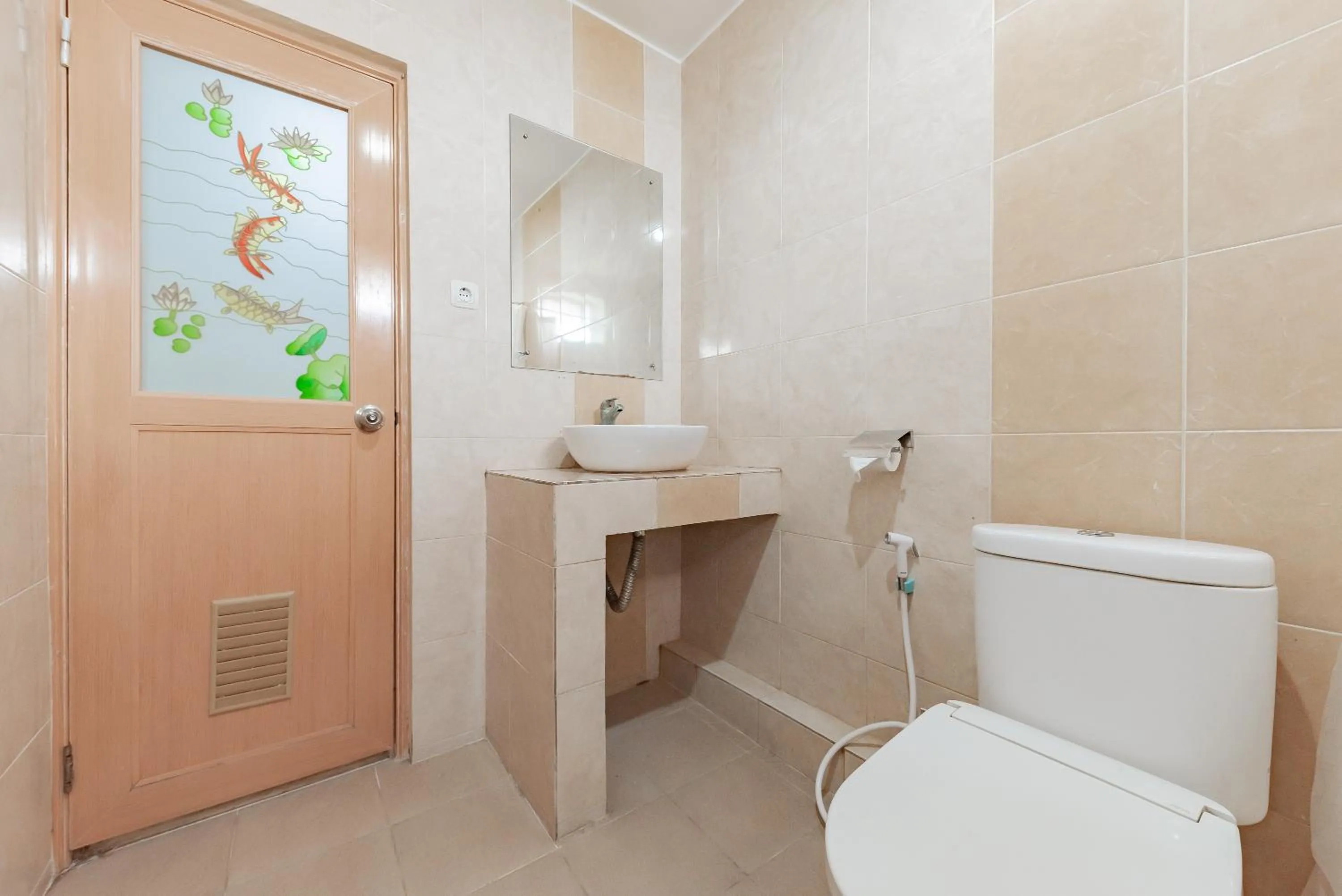 Bathroom in Urbanview Hotel Onyx Ketapang by RedDoorz