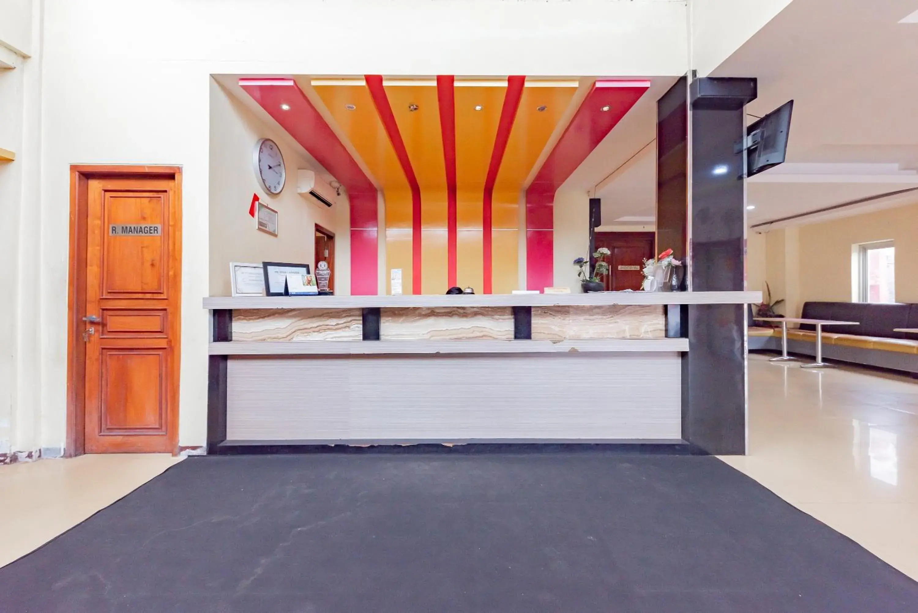 Lobby or reception in Urbanview Hotel Onyx Ketapang by RedDoorz Lobby or reception in Urbanview Hotel Onyx Ketapang by RedDoorz