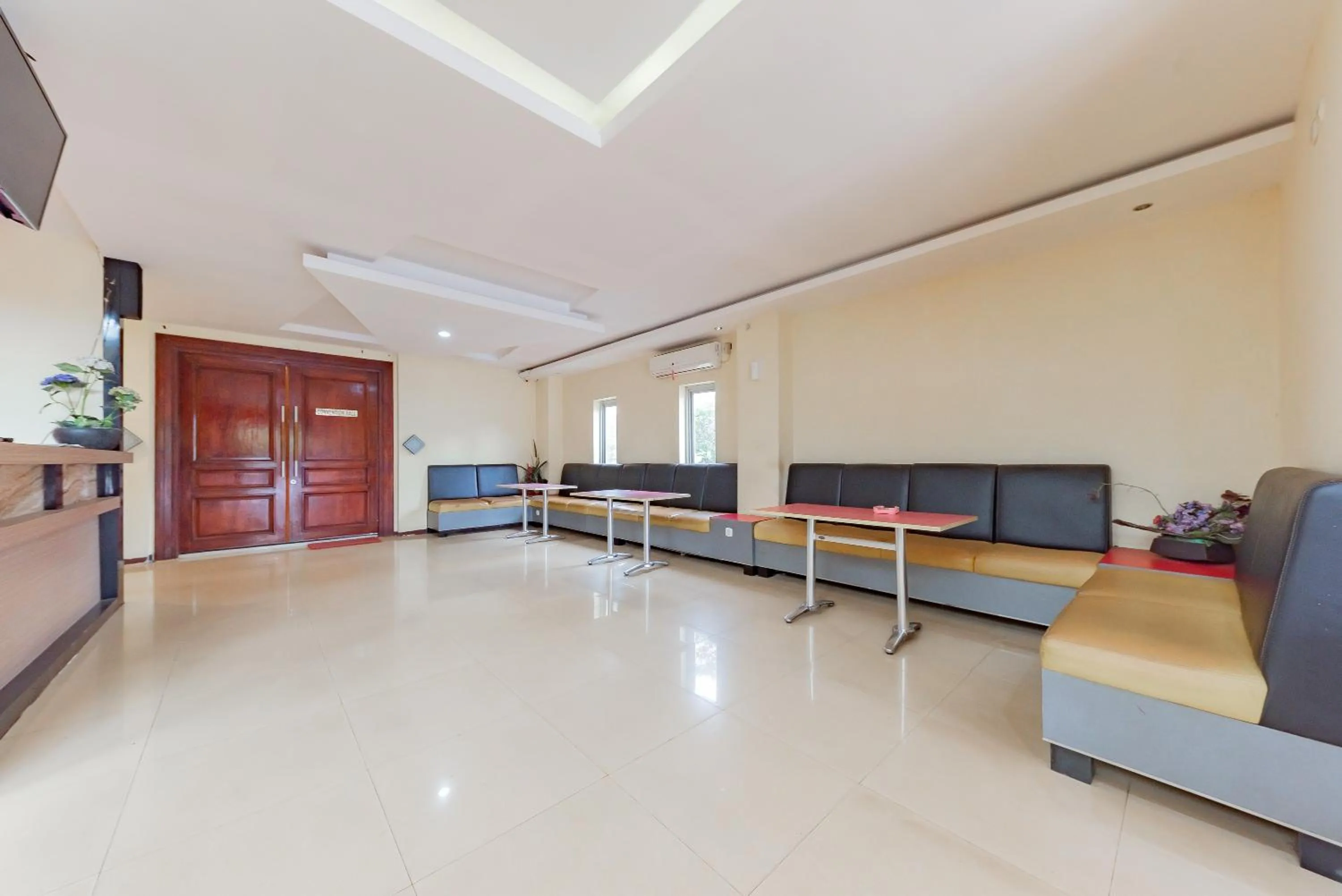 Lobby or reception in Urbanview Hotel Onyx Ketapang by RedDoorz