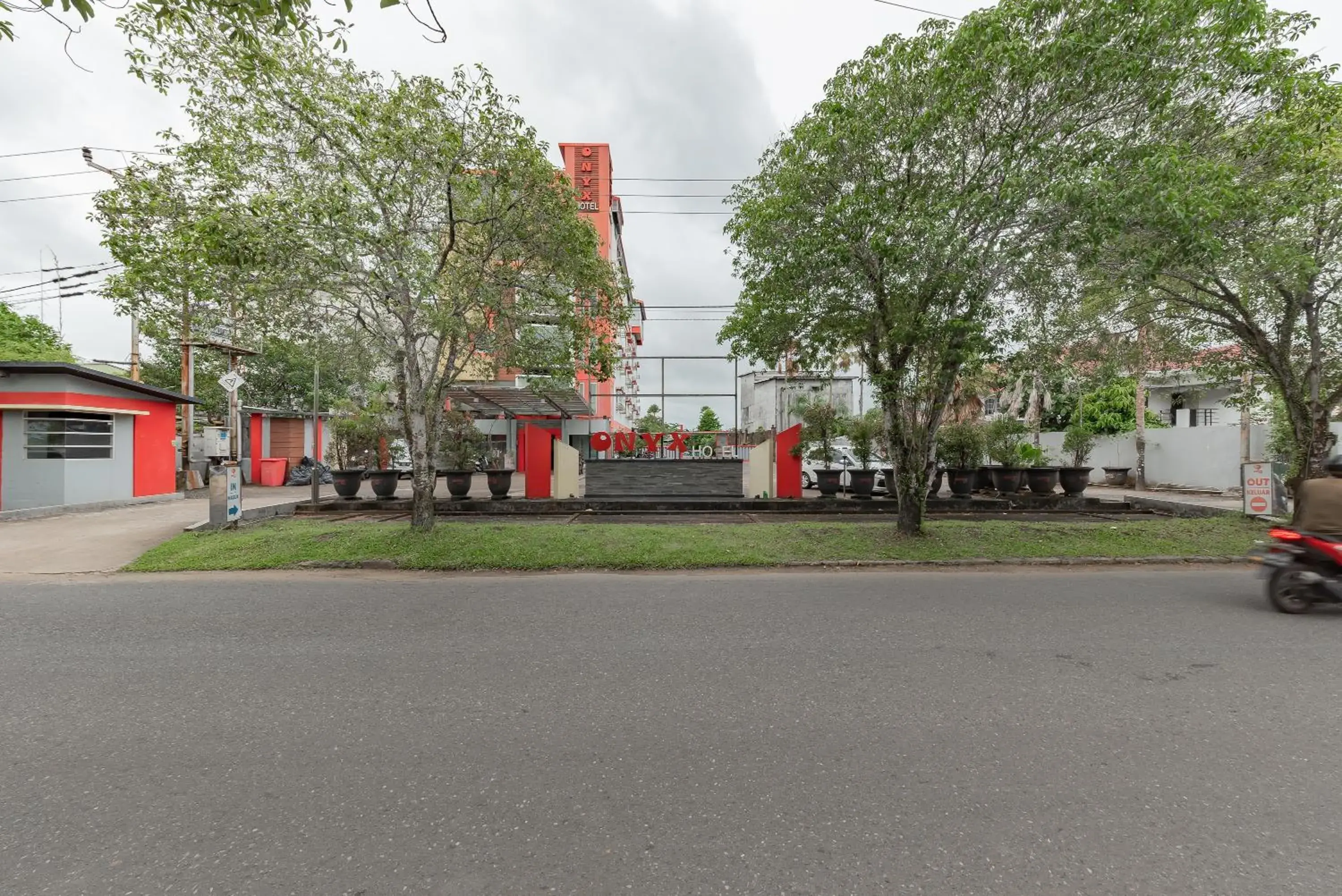 Facade/entrance in Urbanview Hotel Onyx Ketapang by RedDoorz Facade/entrance in Urbanview Hotel Onyx Ketapang by RedDoorz