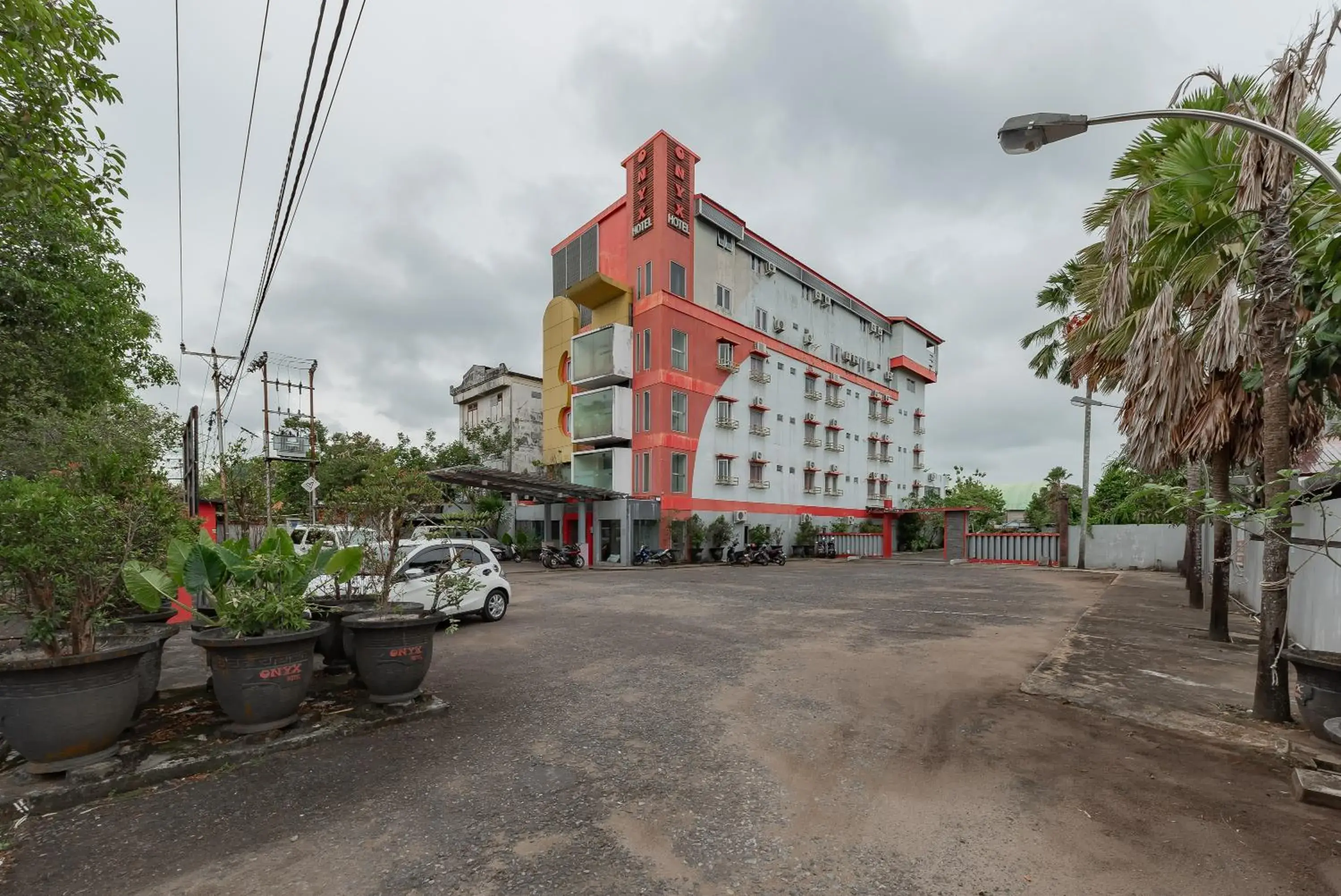 Property building in Urbanview Hotel Onyx Ketapang by RedDoorz Property building in Urbanview Hotel Onyx Ketapang by RedDoorz