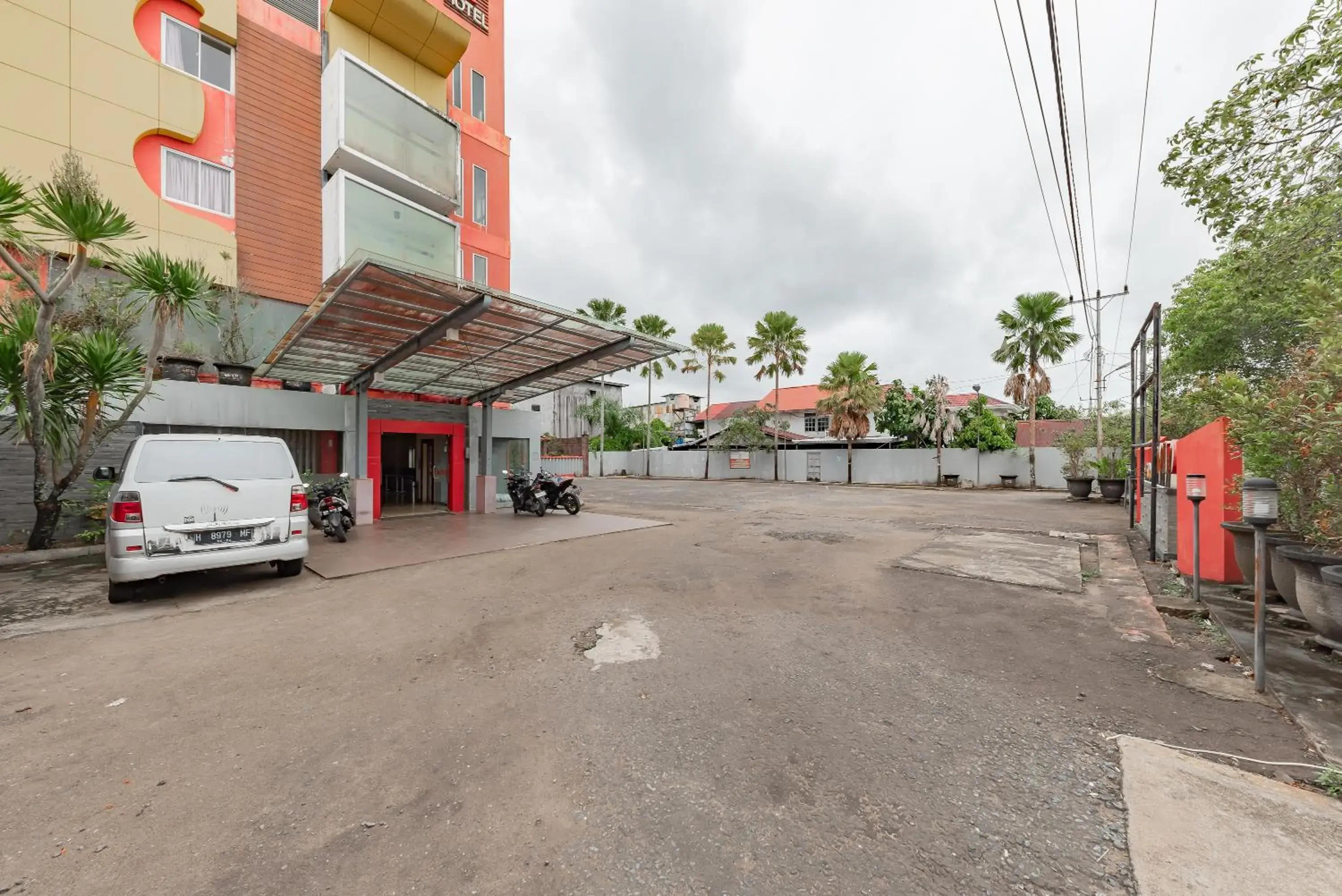 Parking in Urbanview Hotel Onyx Ketapang by RedDoorz Parking in Urbanview Hotel Onyx Ketapang by RedDoorz