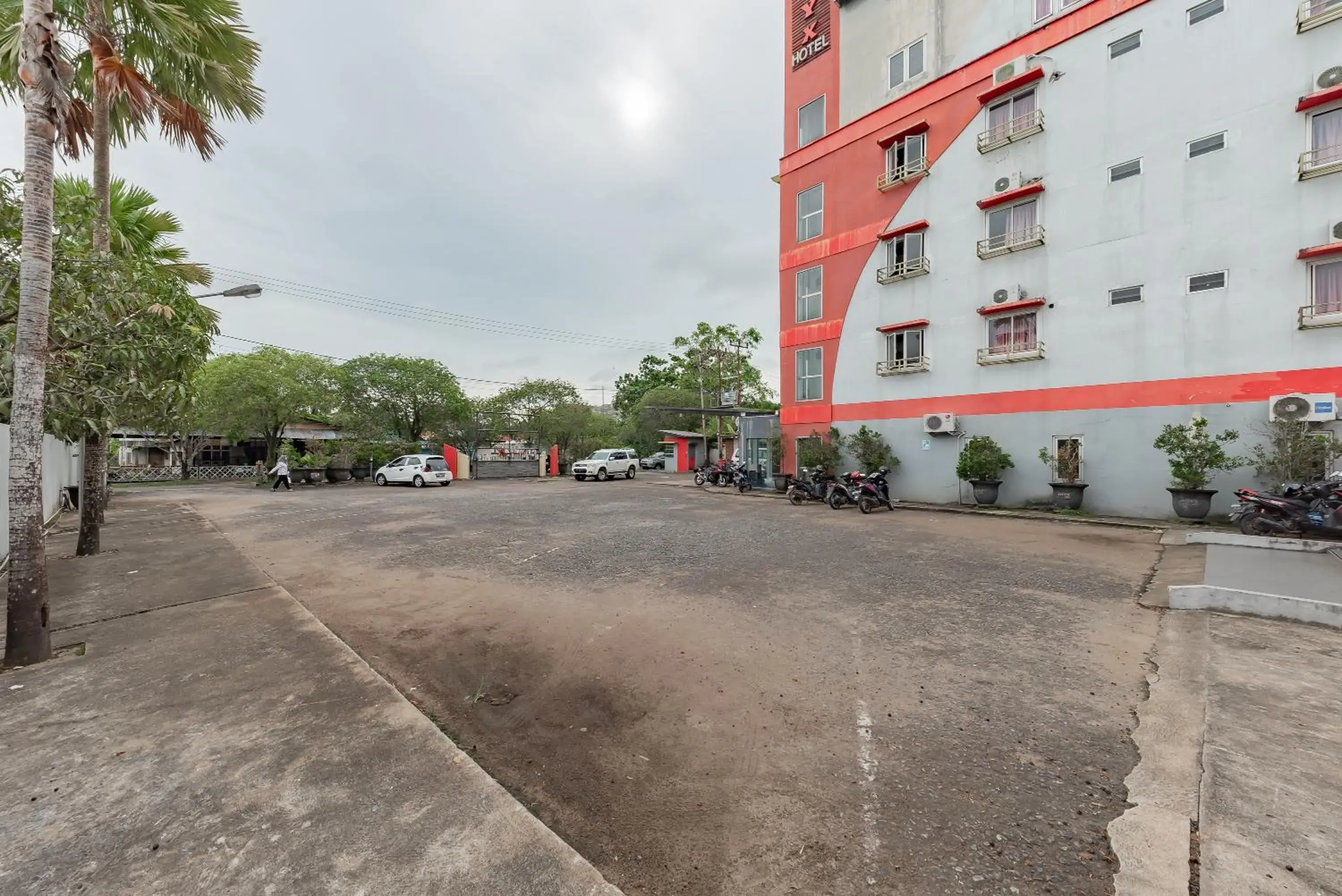 Parking in Urbanview Hotel Onyx Ketapang by RedDoorz Parking in Urbanview Hotel Onyx Ketapang by RedDoorz