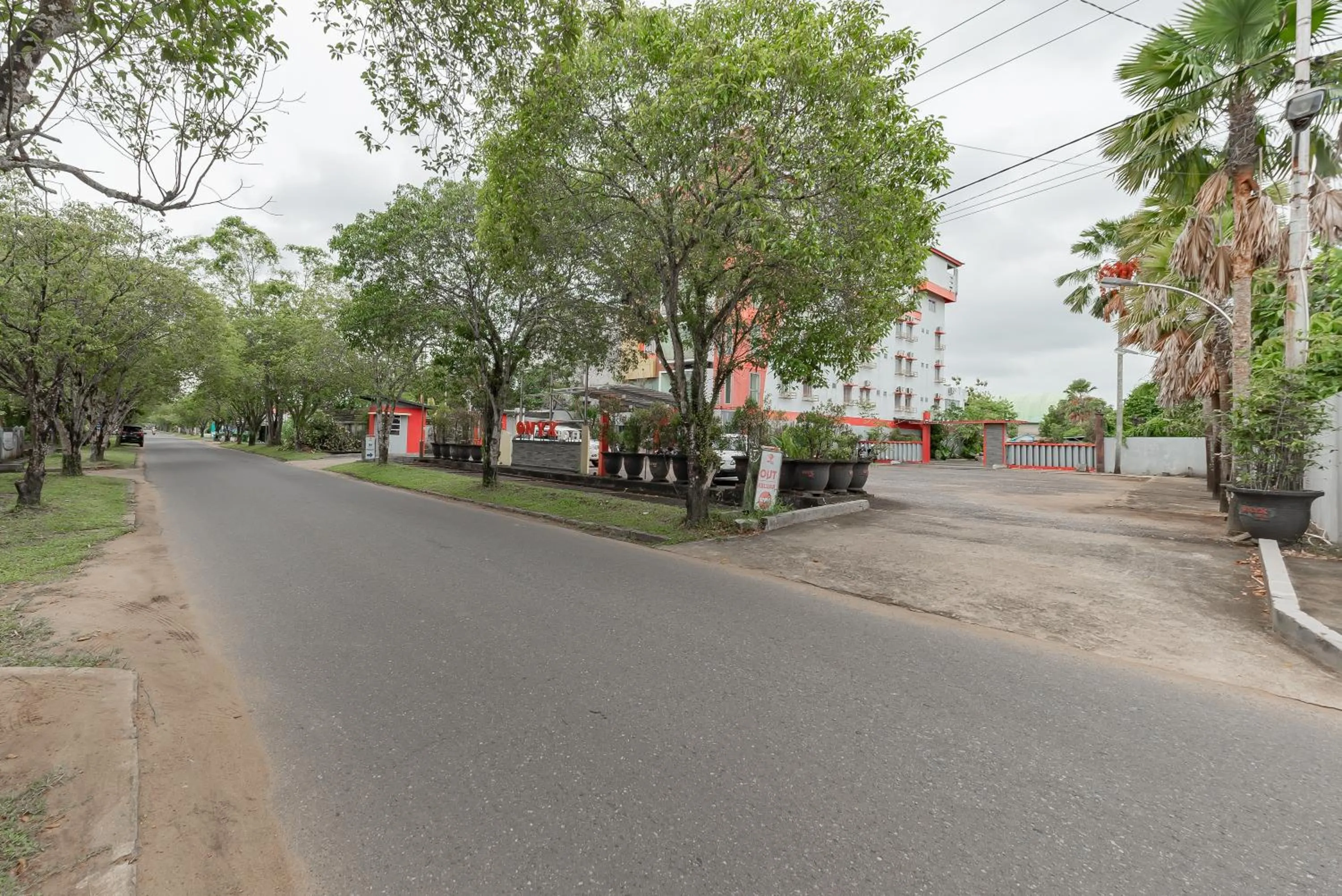 Facade/entrance in Urbanview Hotel Onyx Ketapang by RedDoorz