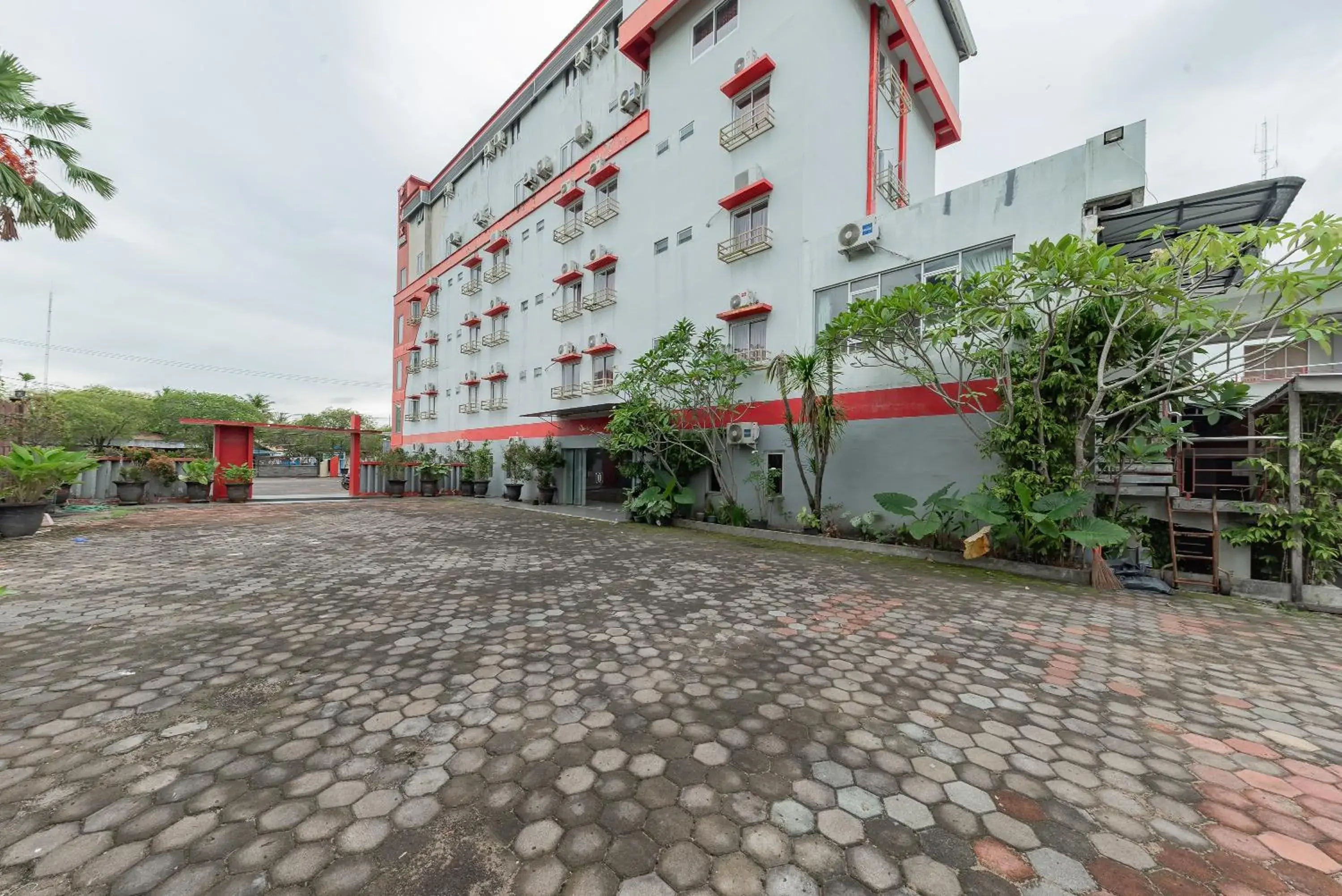 Property building in Urbanview Hotel Onyx Ketapang by RedDoorz Property building in Urbanview Hotel Onyx Ketapang by RedDoorz