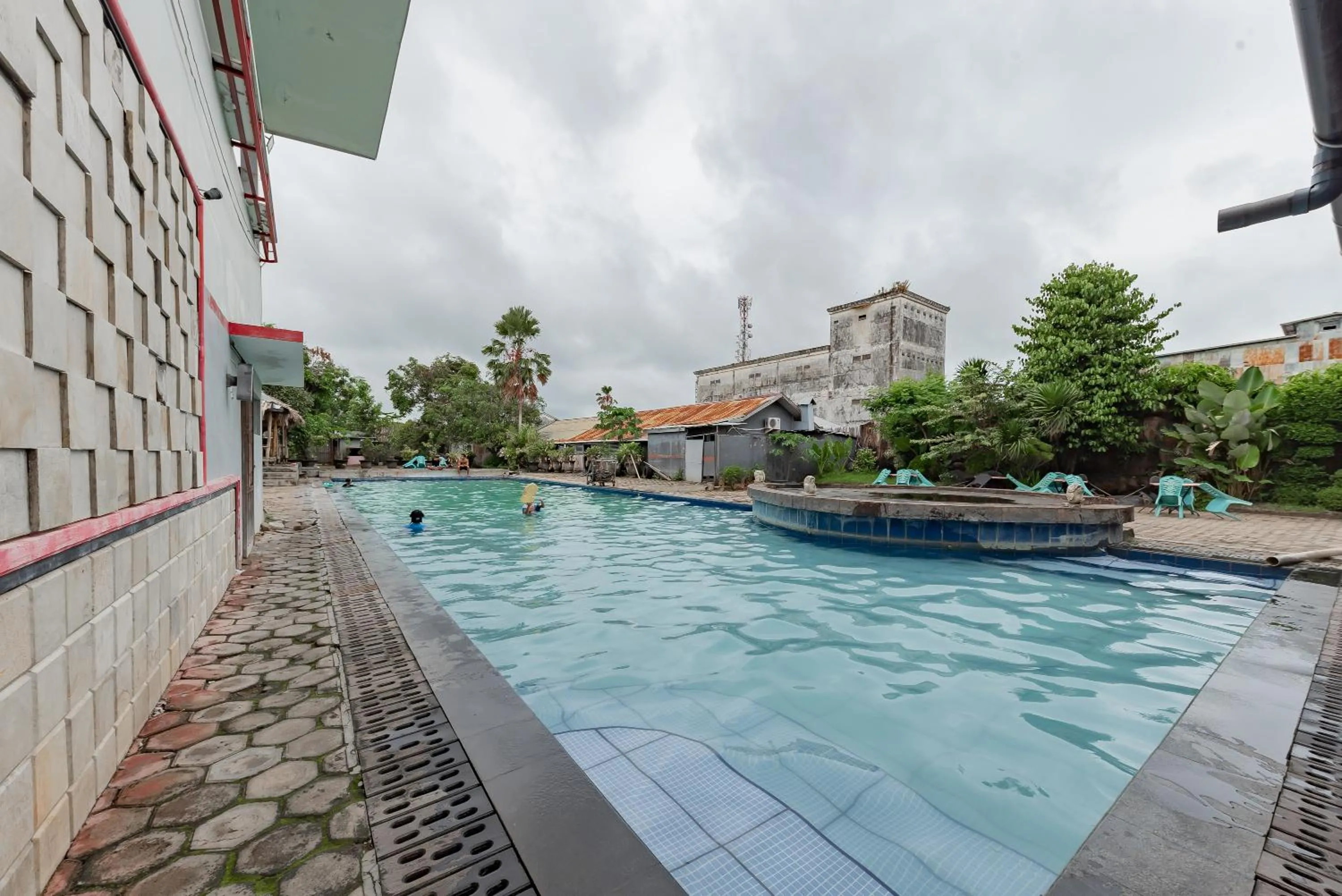 Swimming pool in Urbanview Hotel Onyx Ketapang by RedDoorz