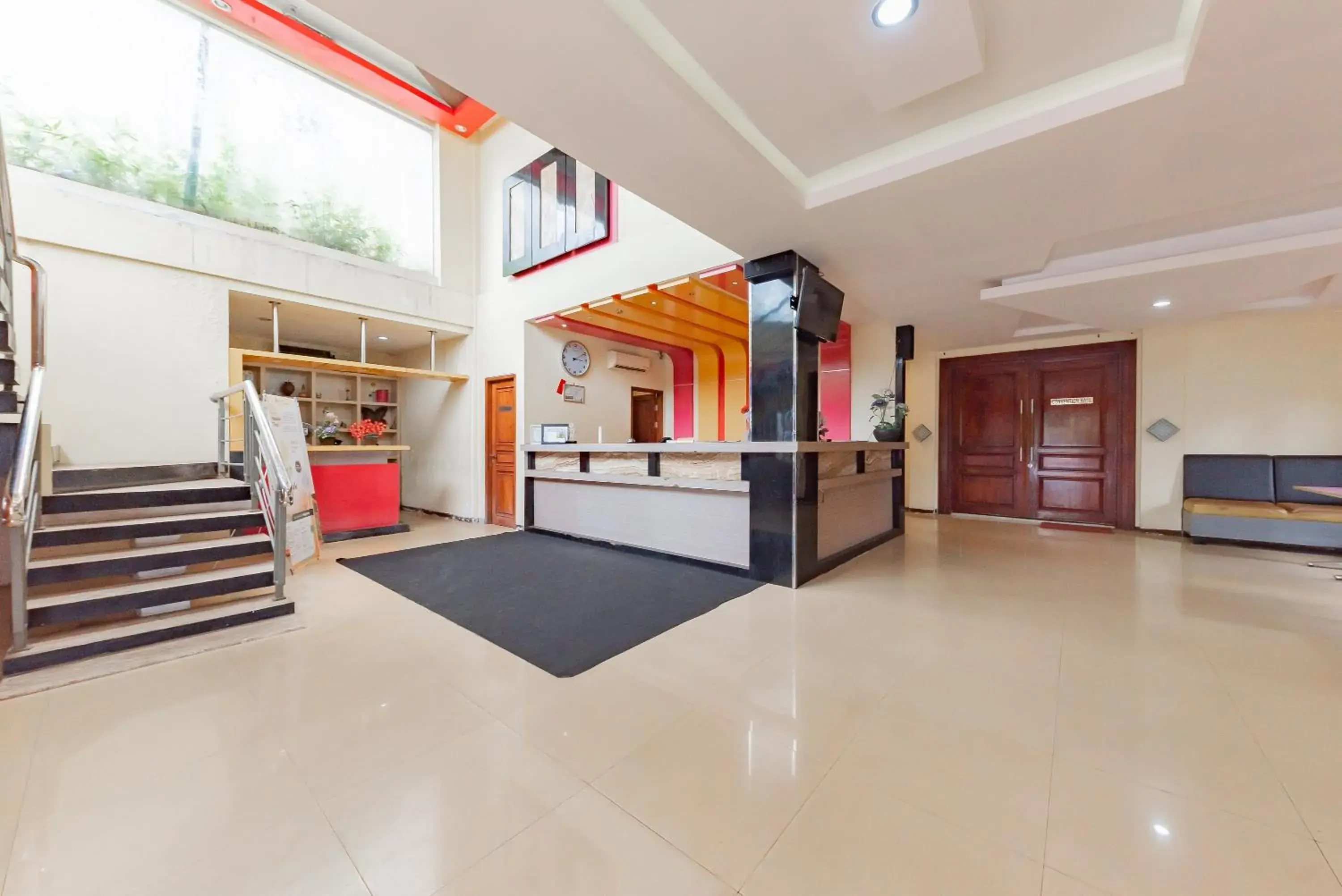Lobby or reception in Urbanview Hotel Onyx Ketapang by RedDoorz Lobby or reception in Urbanview Hotel Onyx Ketapang by RedDoorz
