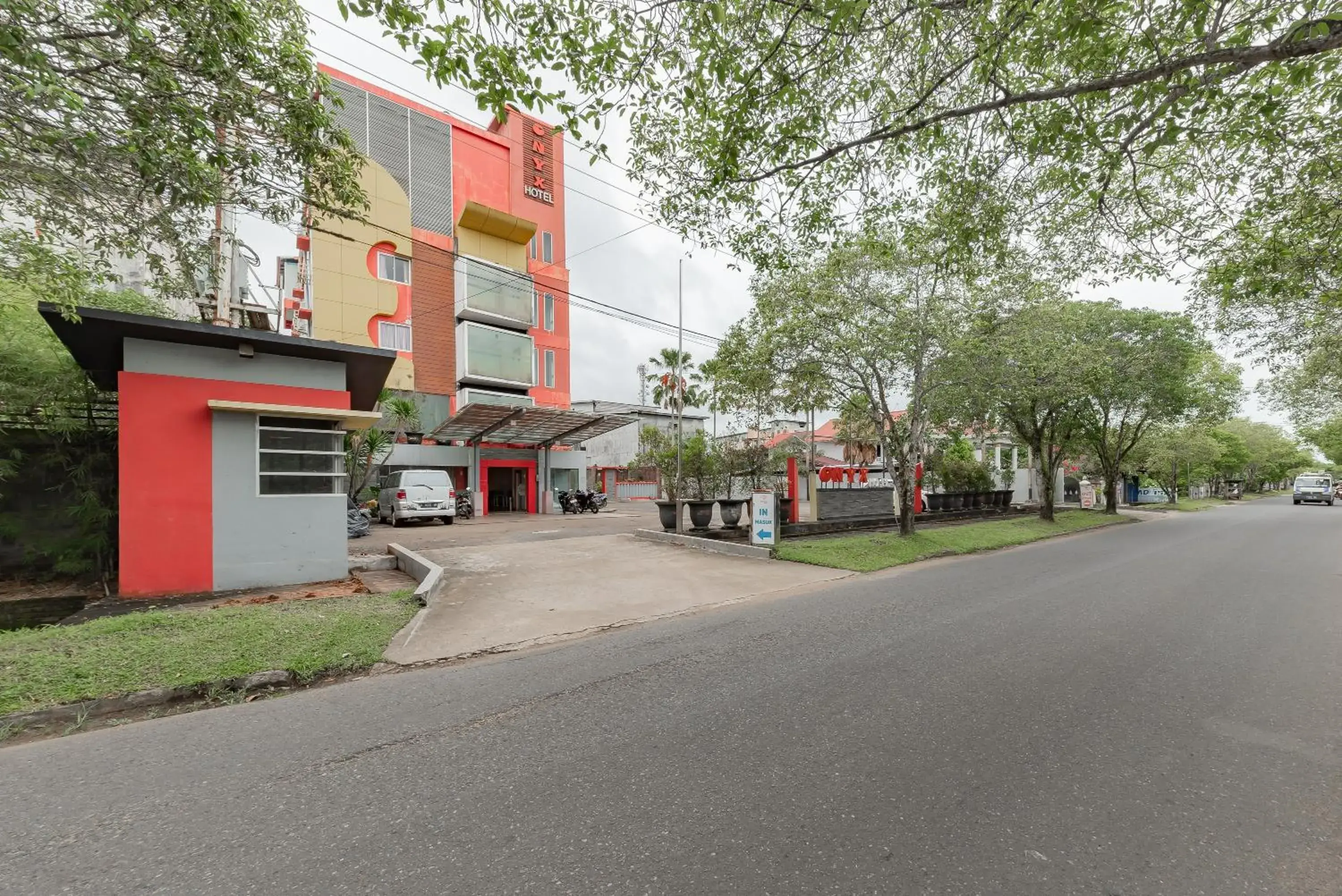 Facade/entrance in Urbanview Hotel Onyx Ketapang by RedDoorz Facade/entrance in Urbanview Hotel Onyx Ketapang by RedDoorz
