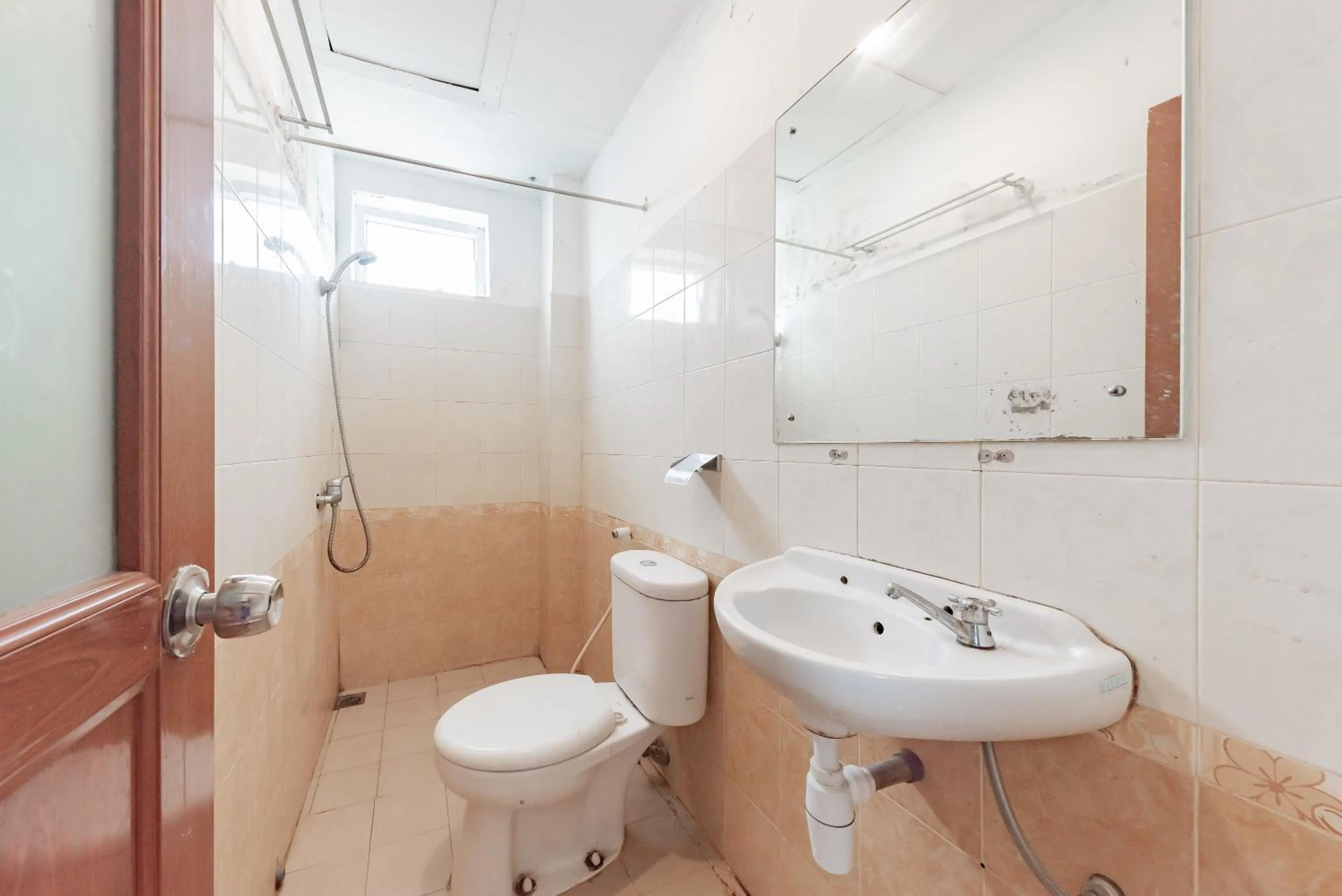 Bathroom in Urbanview Hotel Onyx Ketapang by RedDoorz