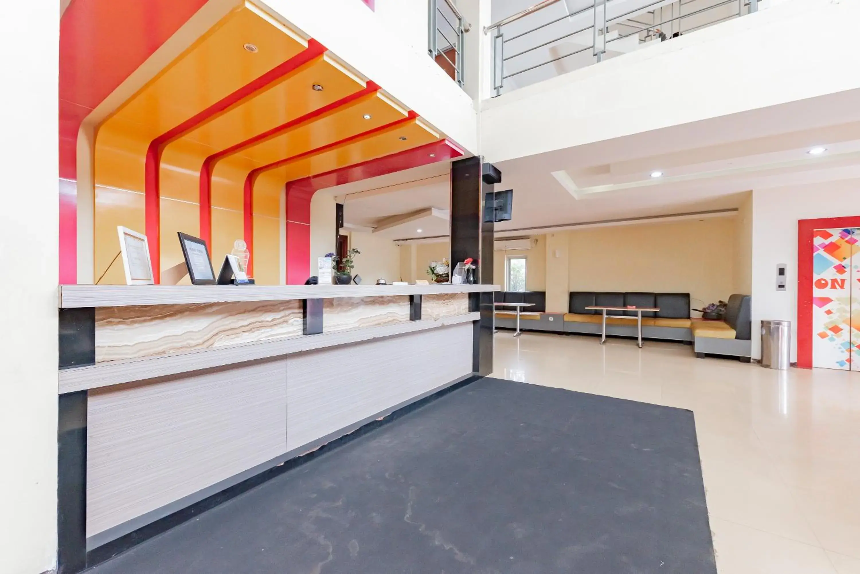Lobby or reception in Urbanview Hotel Onyx Ketapang by RedDoorz Lobby or reception in Urbanview Hotel Onyx Ketapang by RedDoorz