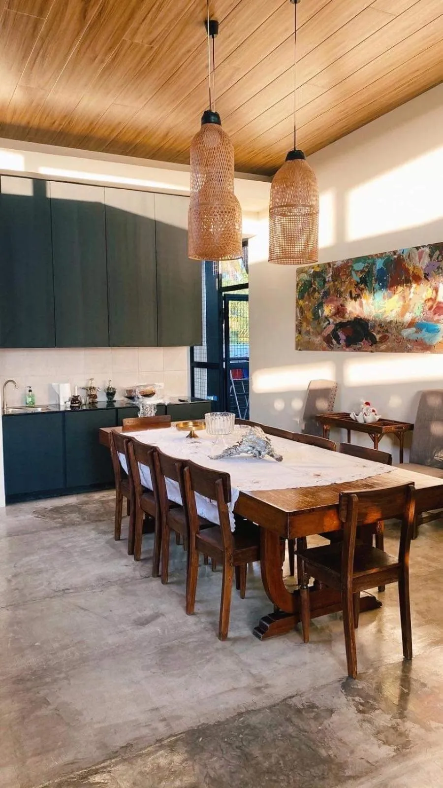 Dining area in Ceda Guest House by HiveRooms