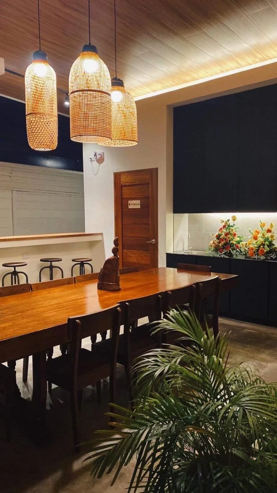 Dining area in Ceda Guest House by HiveRooms