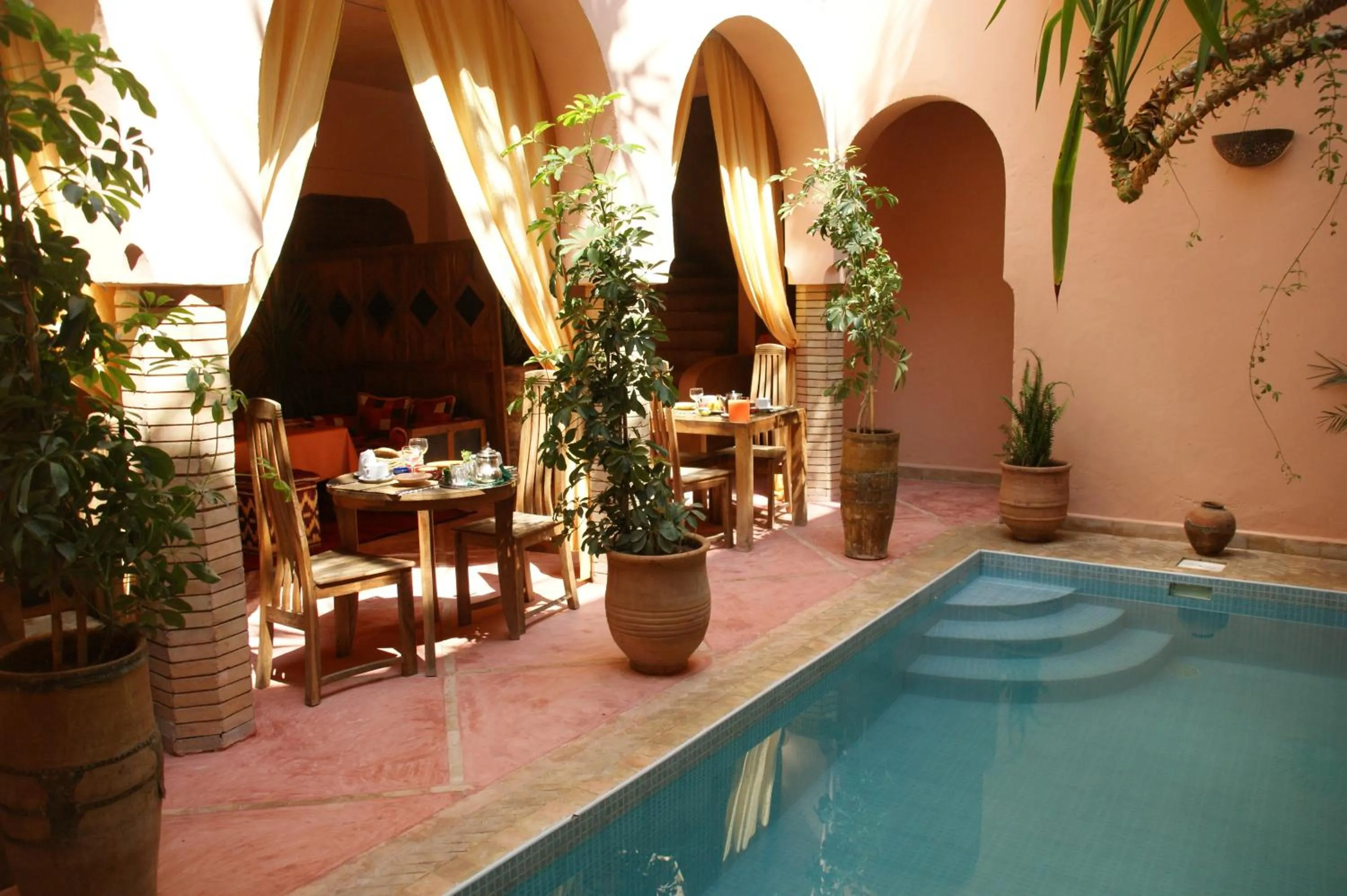 Swimming pool in Riad Azenzer