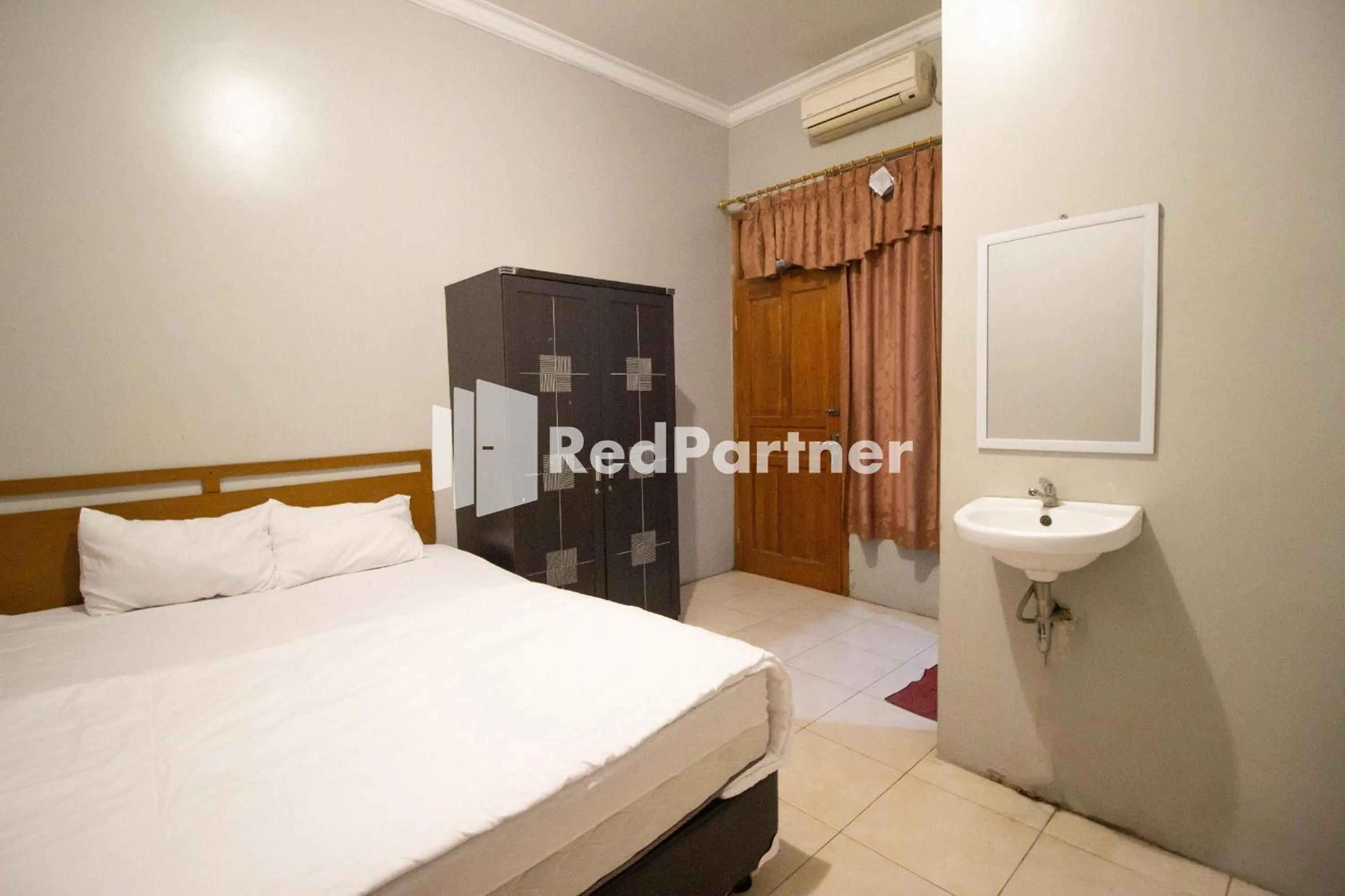 Bedroom, Bed in De Kost Solo Mitra RedDoorz