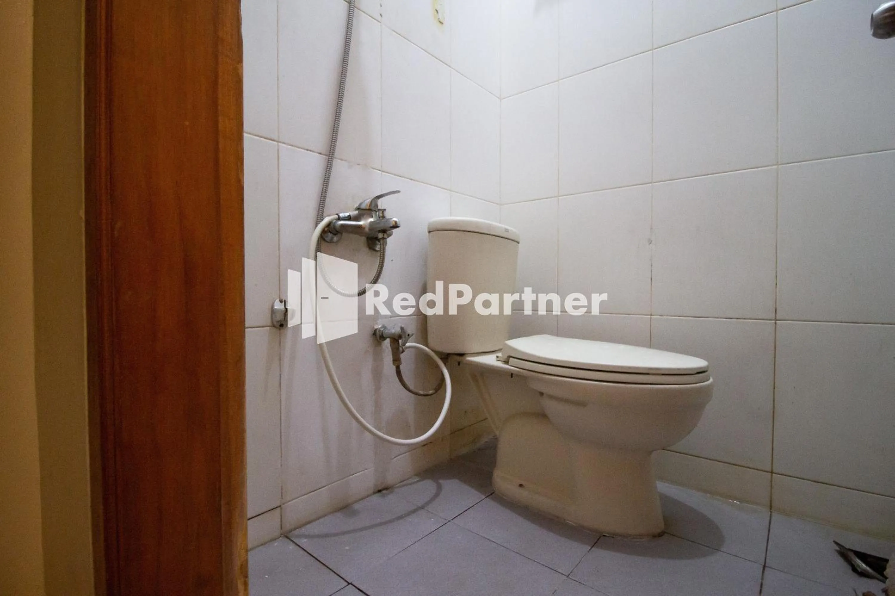 Bathroom in De Kost Solo Mitra RedDoorz