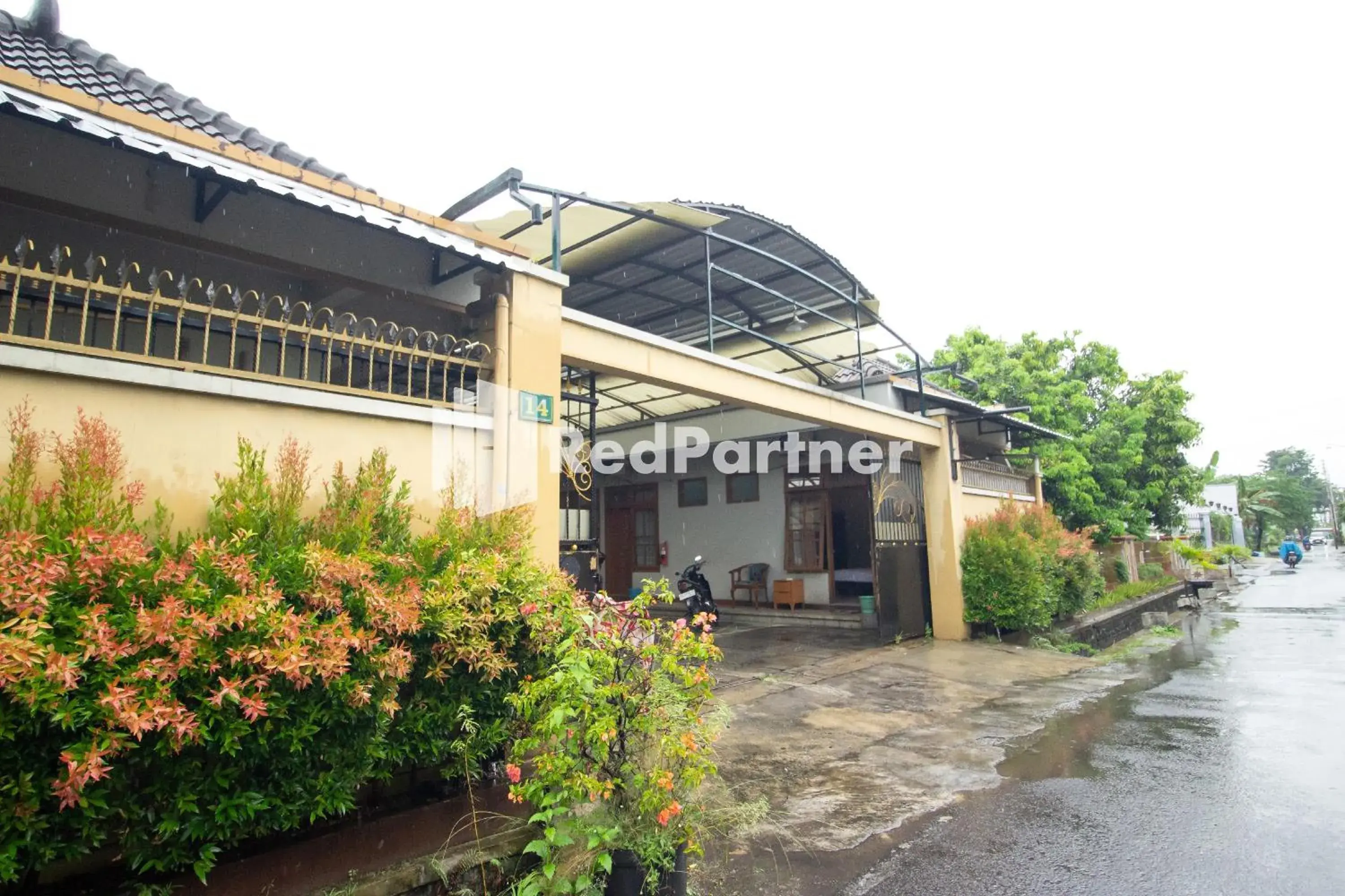 Property building in De Kost Solo Mitra RedDoorz Property building in De Kost Solo Mitra RedDoorz