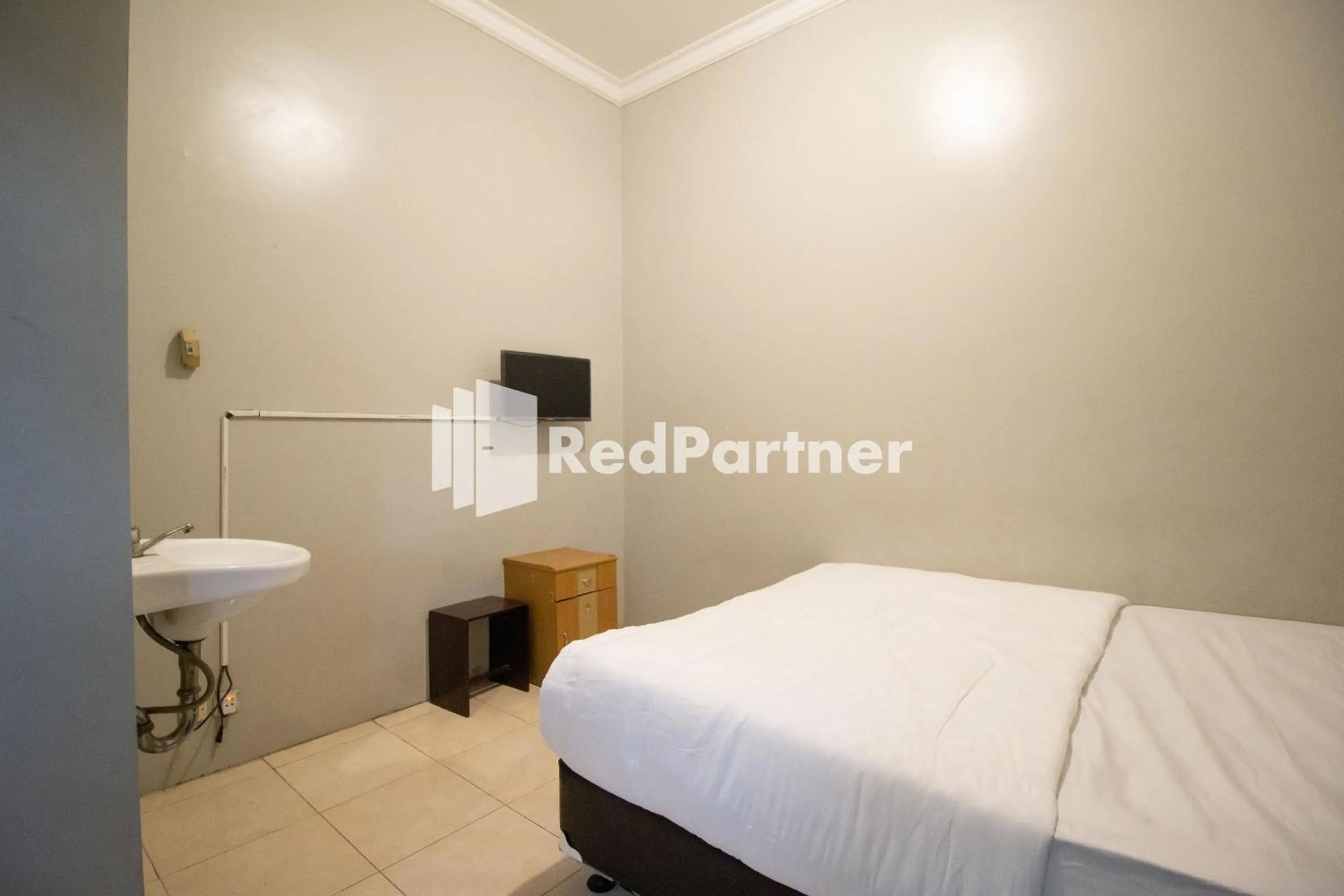 Bedroom, Bed in De Kost Solo Mitra RedDoorz