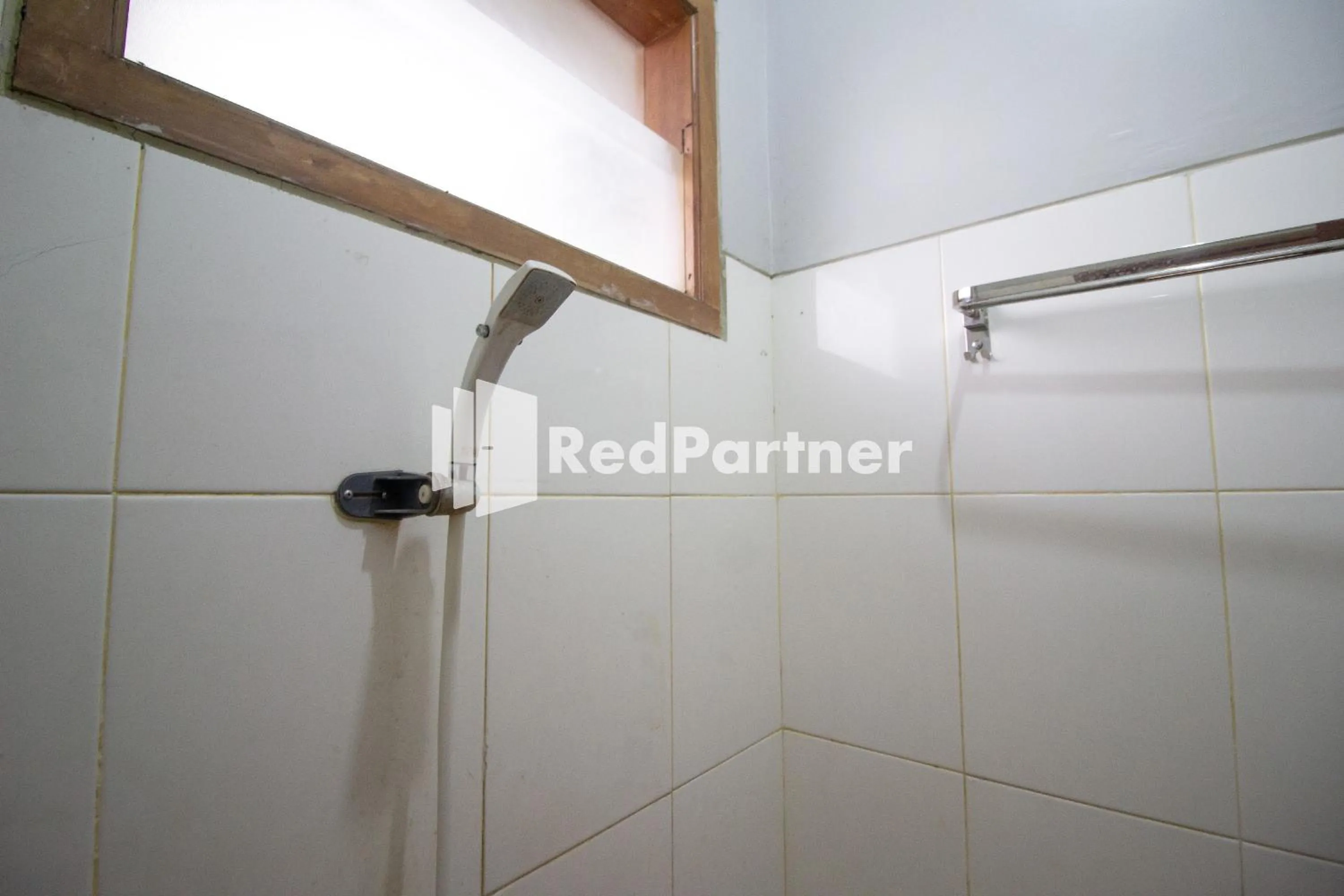 Bathroom in De Kost Solo Mitra RedDoorz