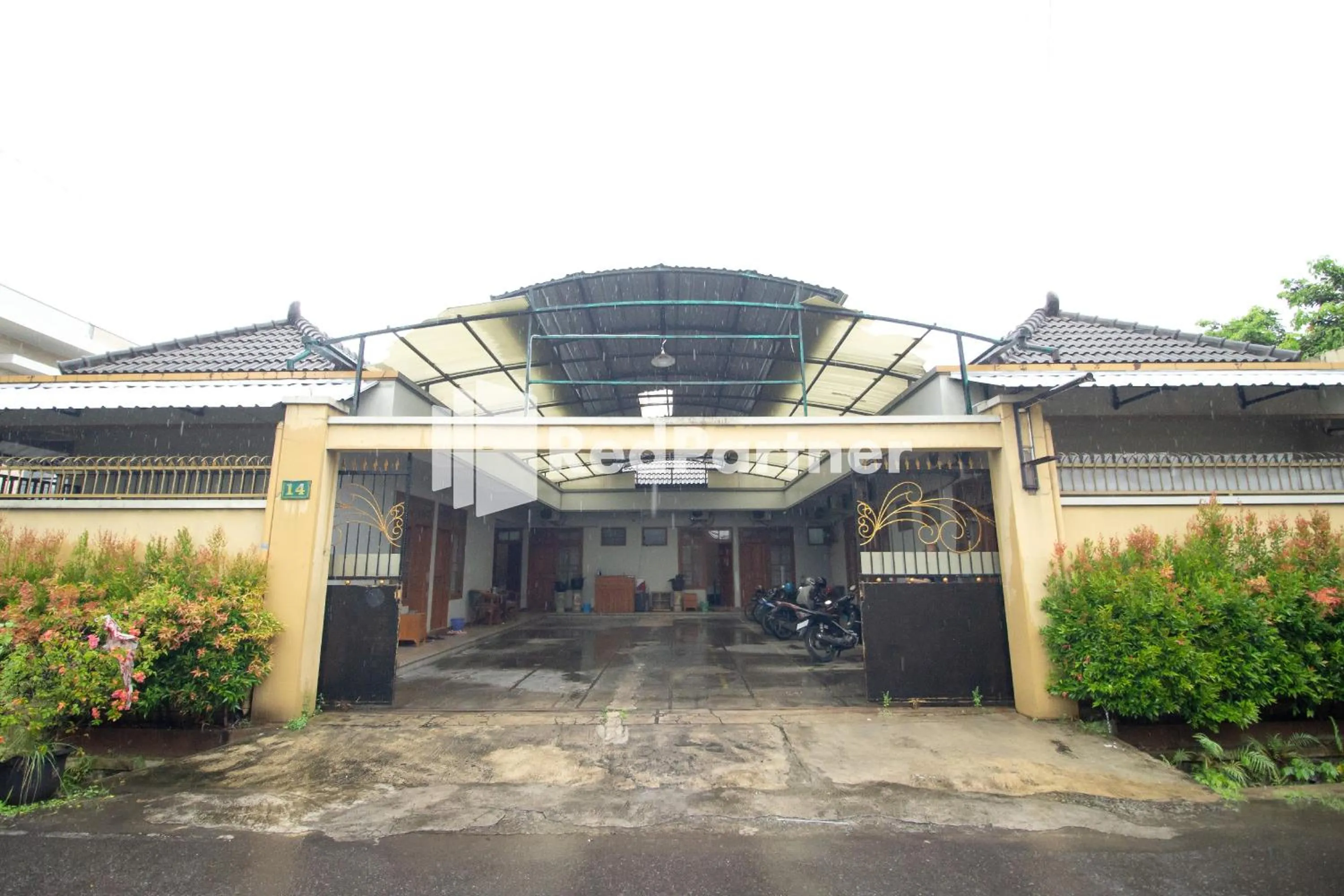 Property building in De Kost Solo Mitra RedDoorz