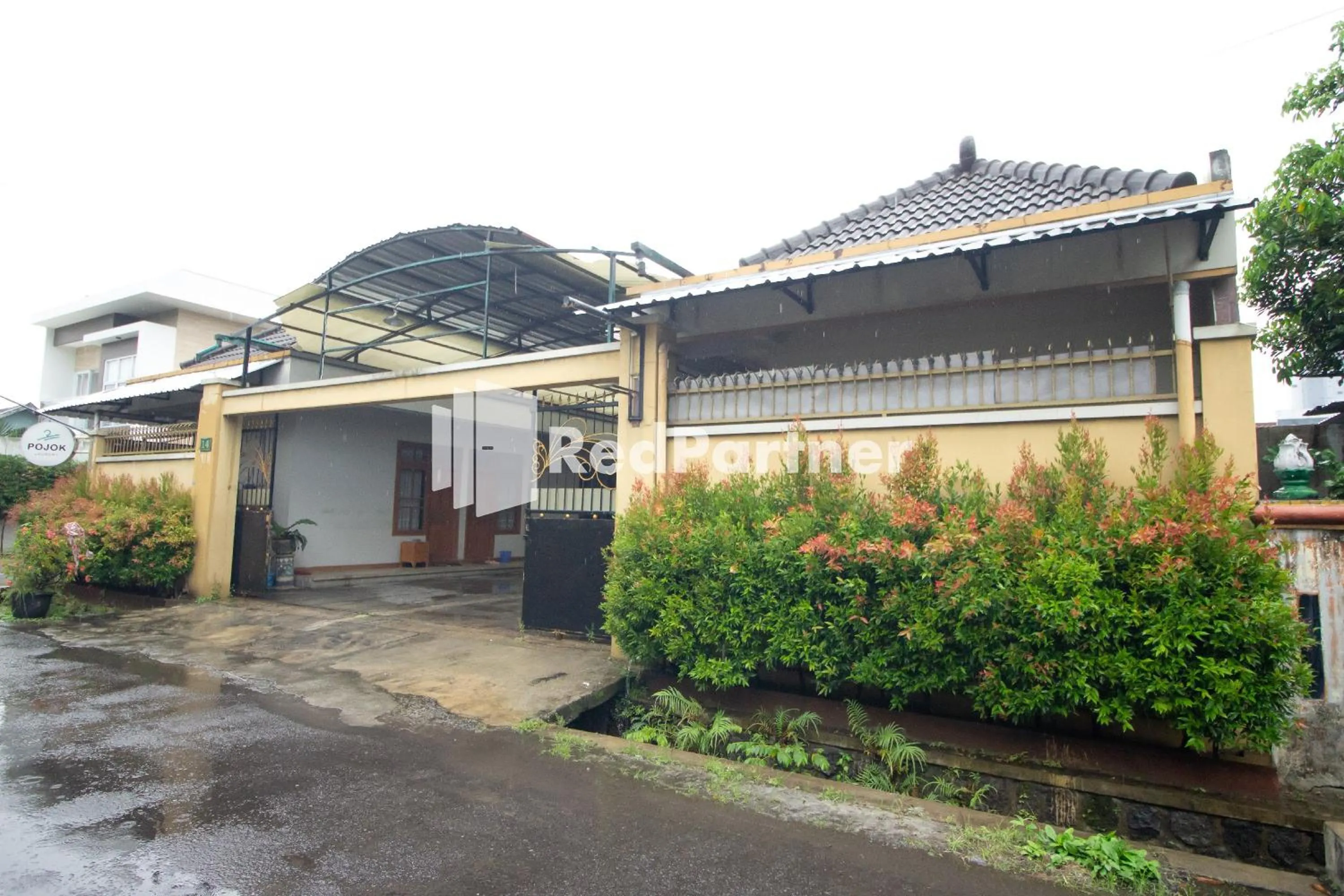 Property building in De Kost Solo Mitra RedDoorz