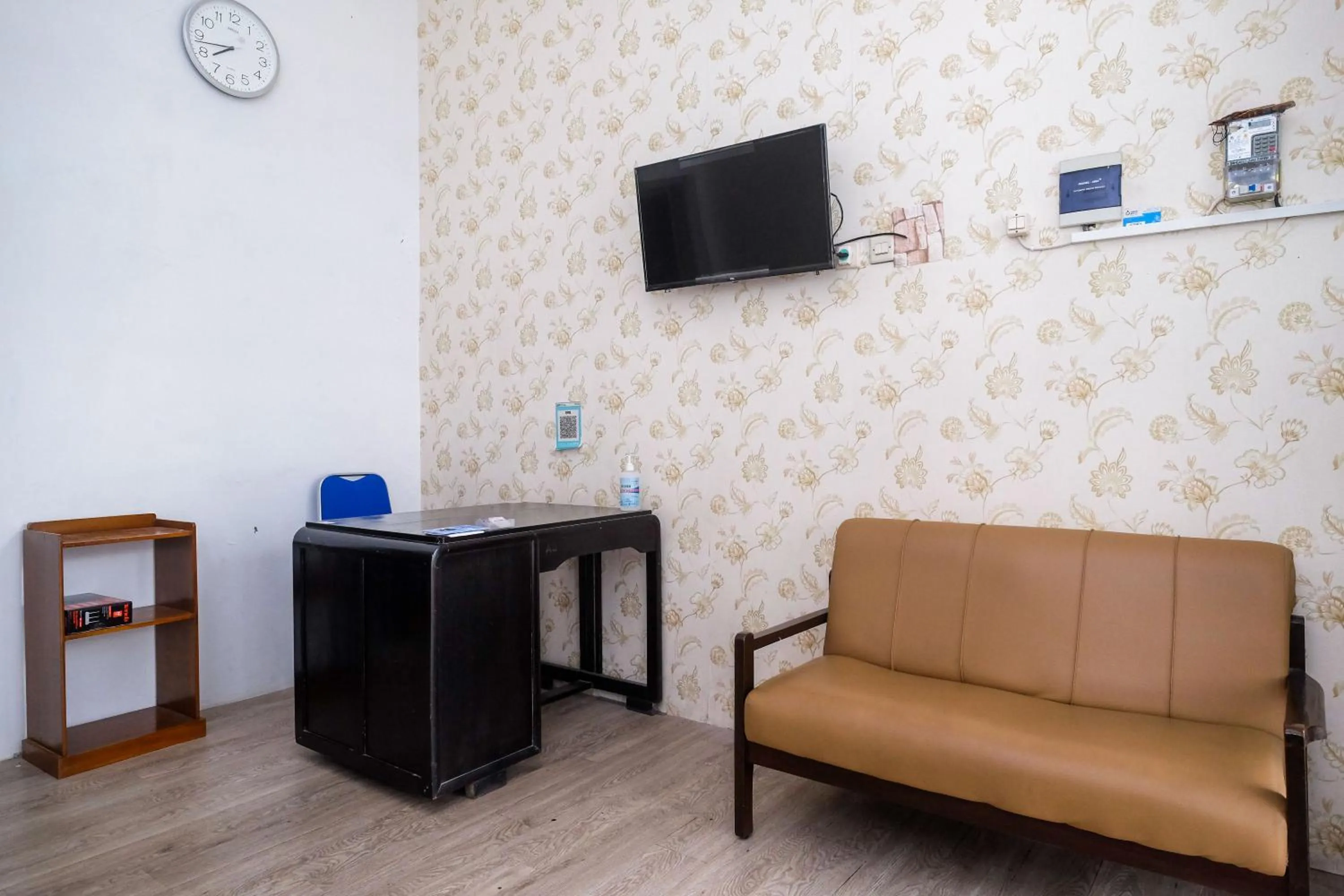 TV and multimedia in RedDoorz Syariah @ Griya Thamrin Manahan Solo