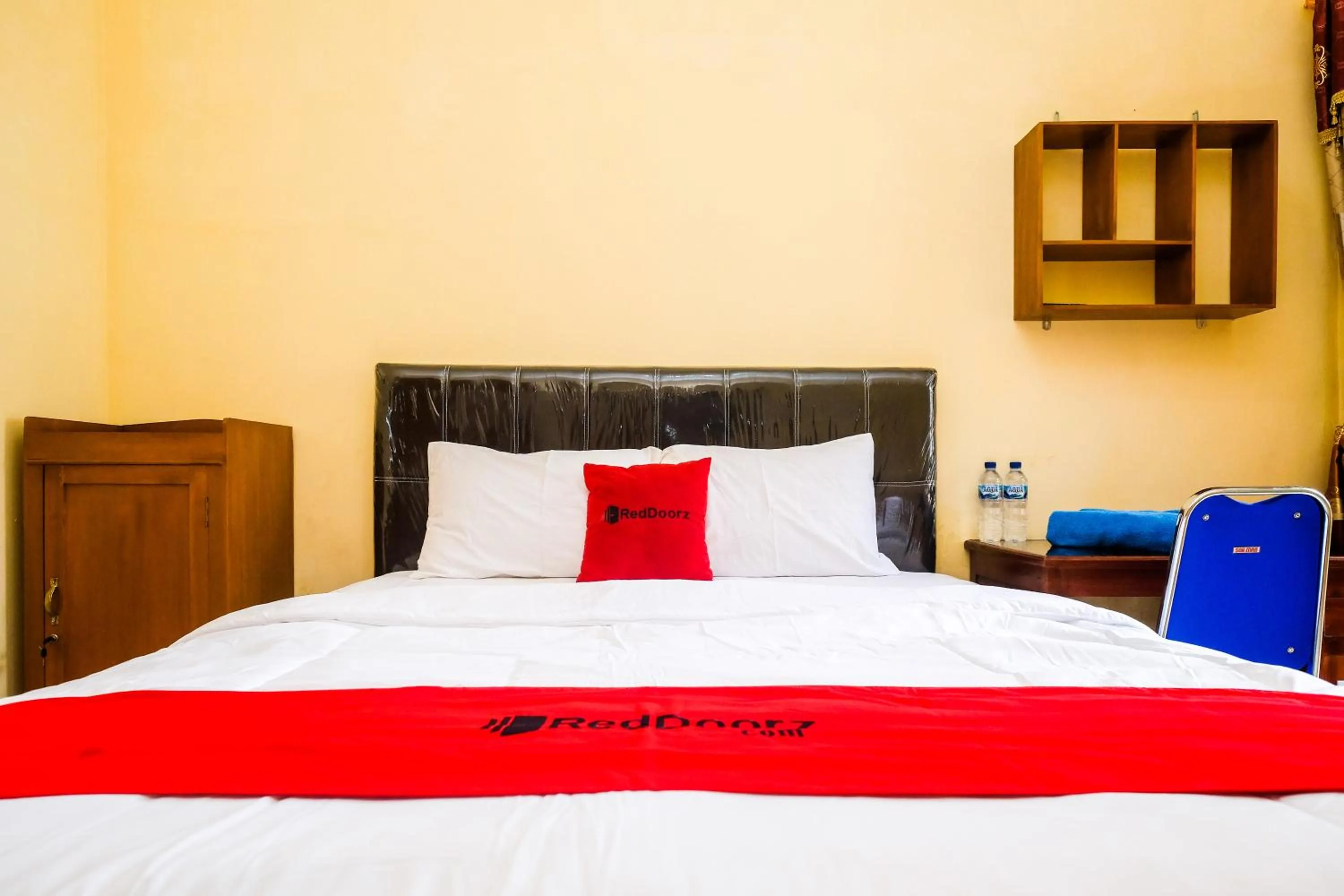 Bedroom, Bed in RedDoorz Syariah @ Griya Thamrin Manahan Solo