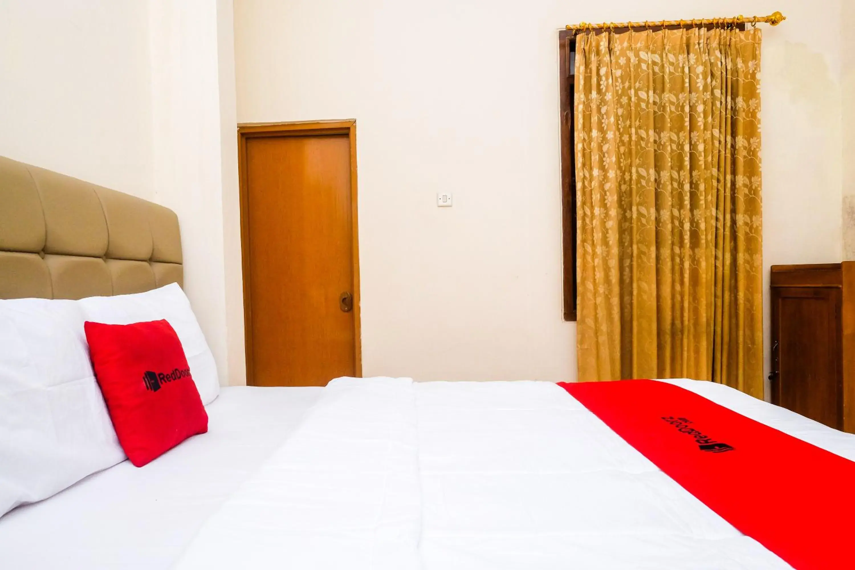 Bedroom, Bed in RedDoorz Syariah @ Griya Thamrin Manahan Solo Bedroom, Bed in RedDoorz Syariah @ Griya Thamrin Manahan Solo