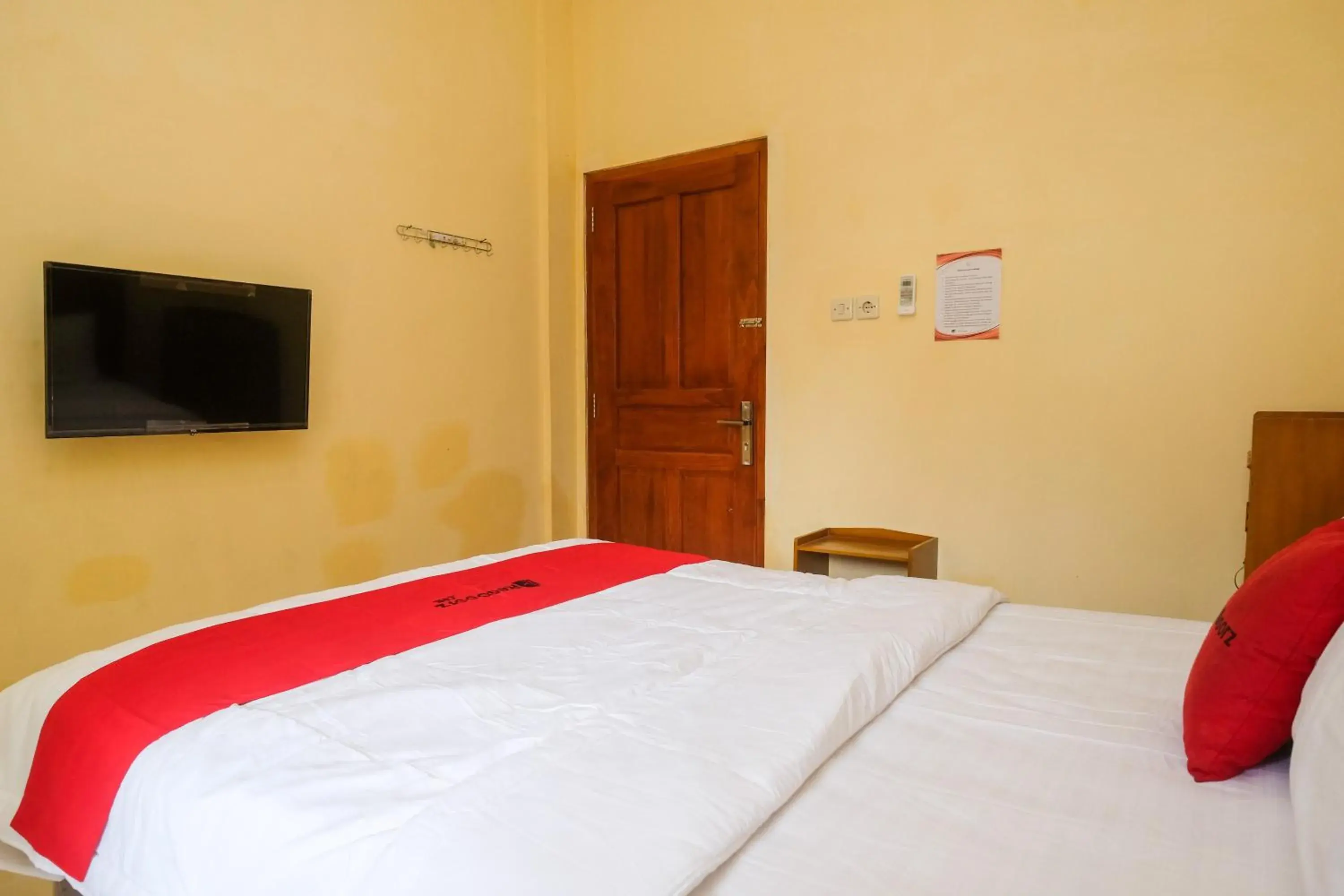 Bedroom, Bed in RedDoorz Syariah @ Griya Thamrin Manahan Solo Bedroom, Bed in RedDoorz Syariah @ Griya Thamrin Manahan Solo