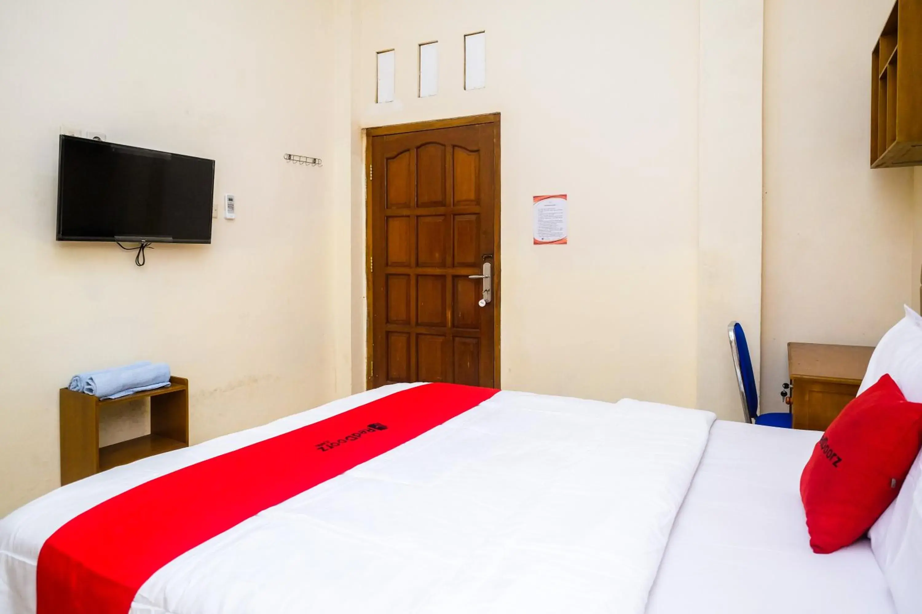 Bedroom, Bed in RedDoorz Syariah @ Griya Thamrin Manahan Solo Bedroom, Bed in RedDoorz Syariah @ Griya Thamrin Manahan Solo