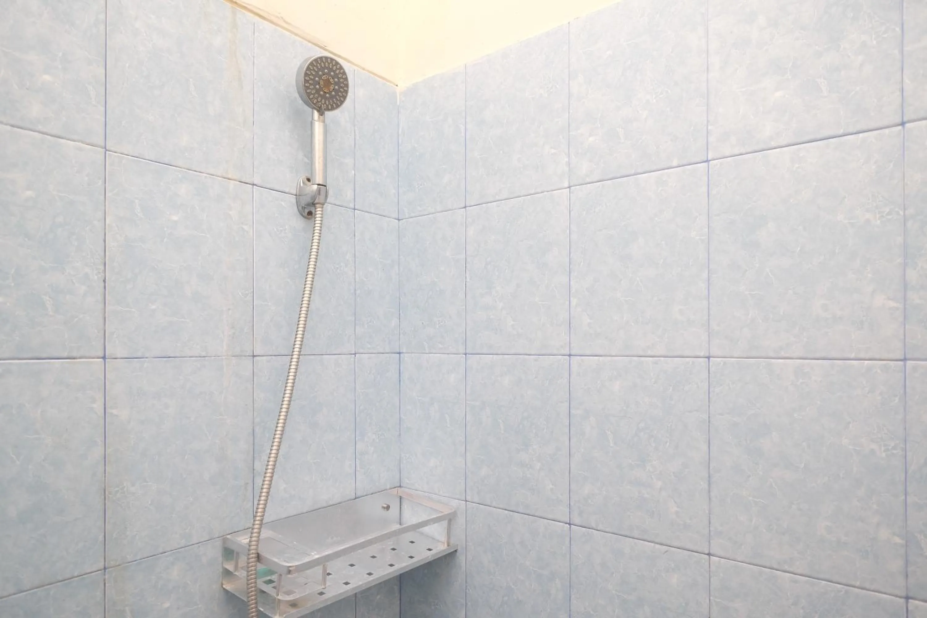 Bathroom in RedDoorz Syariah @ Griya Thamrin Manahan Solo