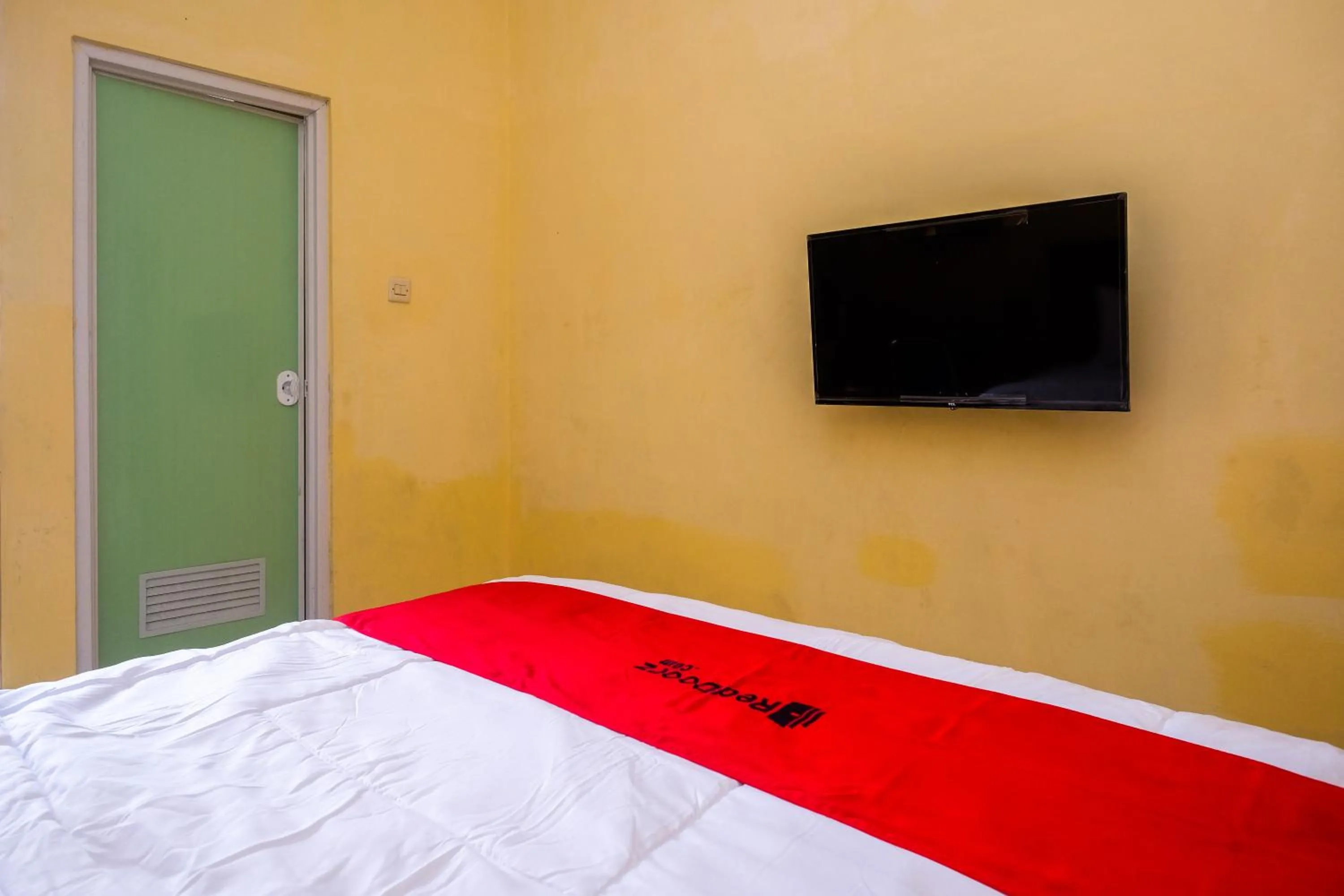 Bedroom, Bed in RedDoorz Syariah @ Griya Thamrin Manahan Solo