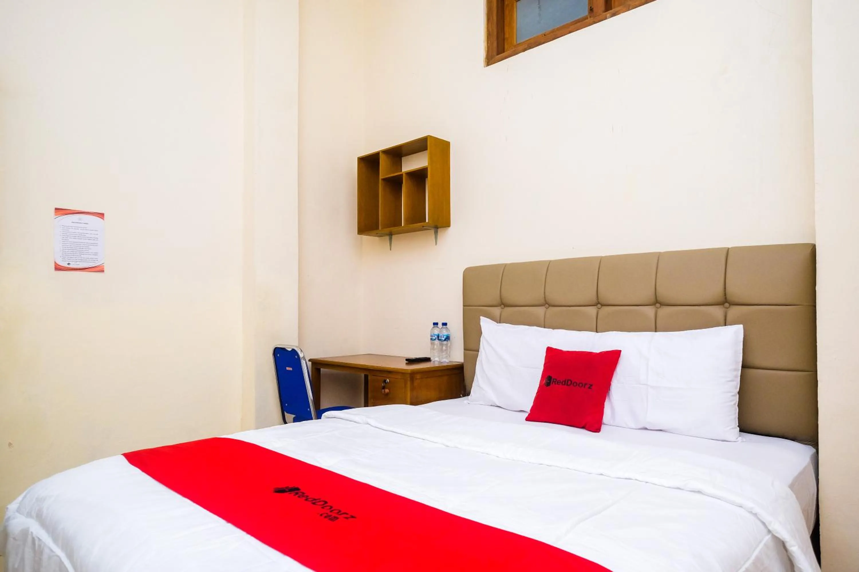 Bedroom, Bed in RedDoorz Syariah @ Griya Thamrin Manahan Solo