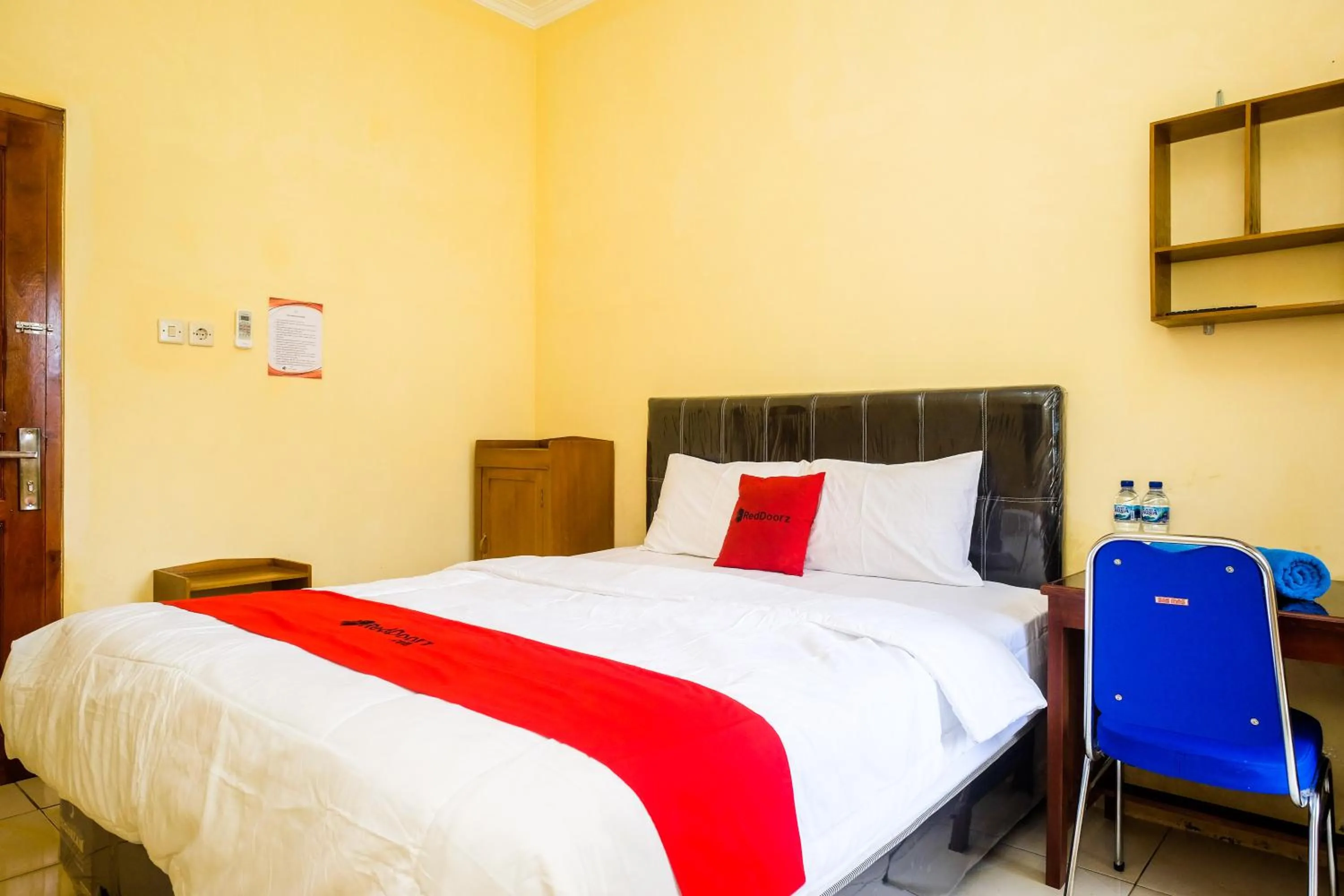 Bedroom, Bed in RedDoorz Syariah @ Griya Thamrin Manahan Solo