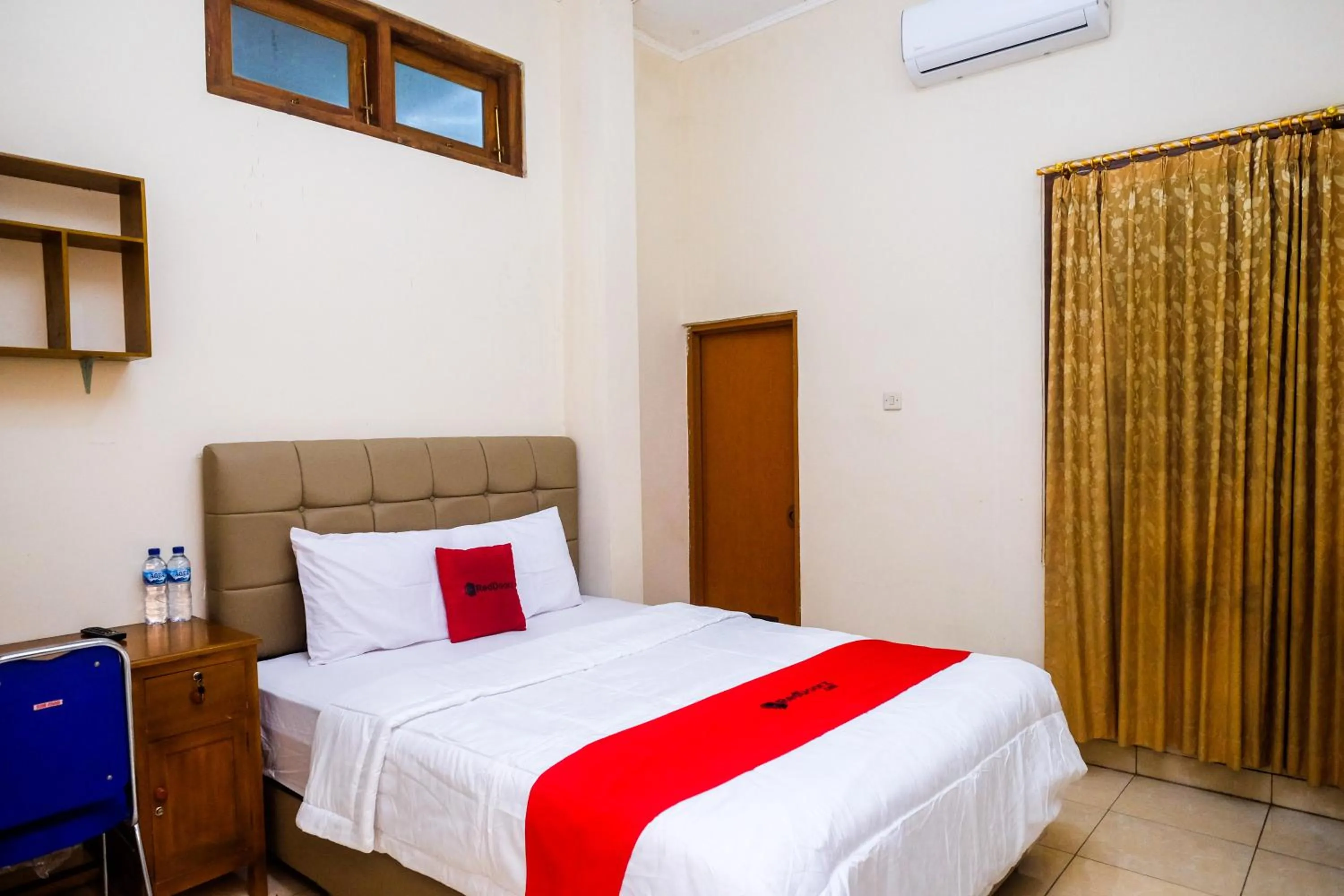 Bedroom, Bed in RedDoorz Syariah @ Griya Thamrin Manahan Solo