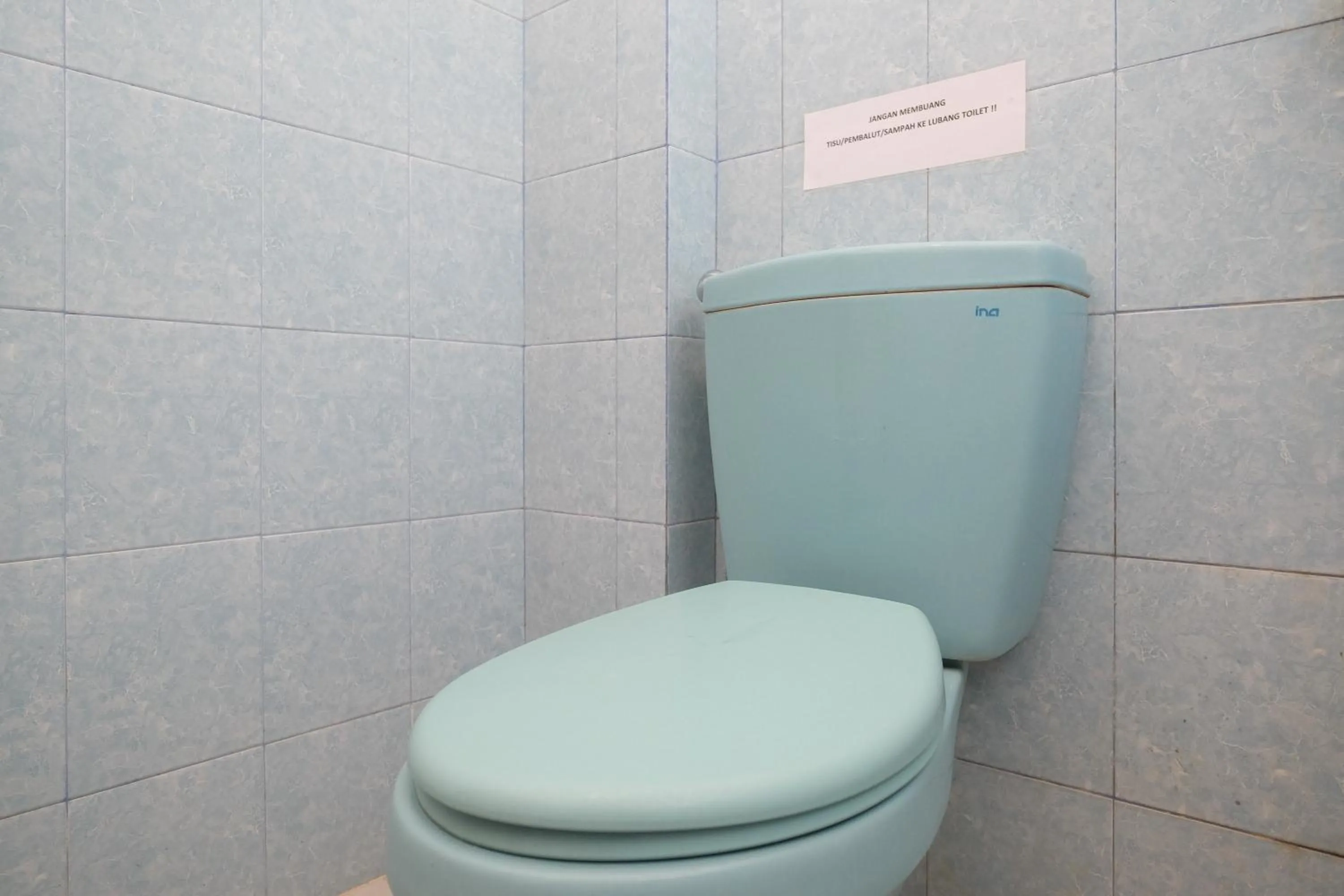 Bathroom in RedDoorz Syariah @ Griya Thamrin Manahan Solo