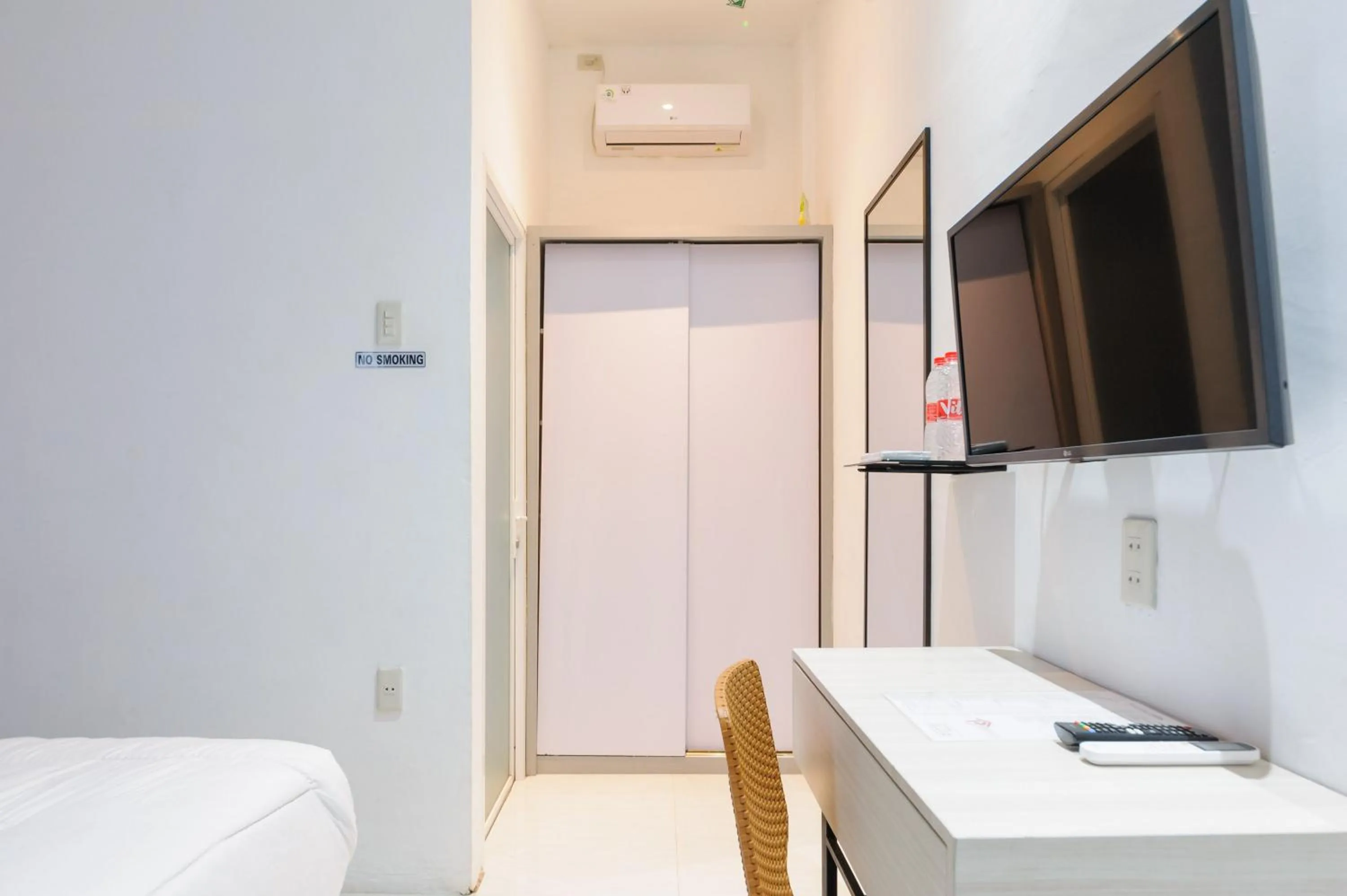 Bedroom, Bed in Urbanview Hotel Brodam's Pematang Siantar by RedDoorz
