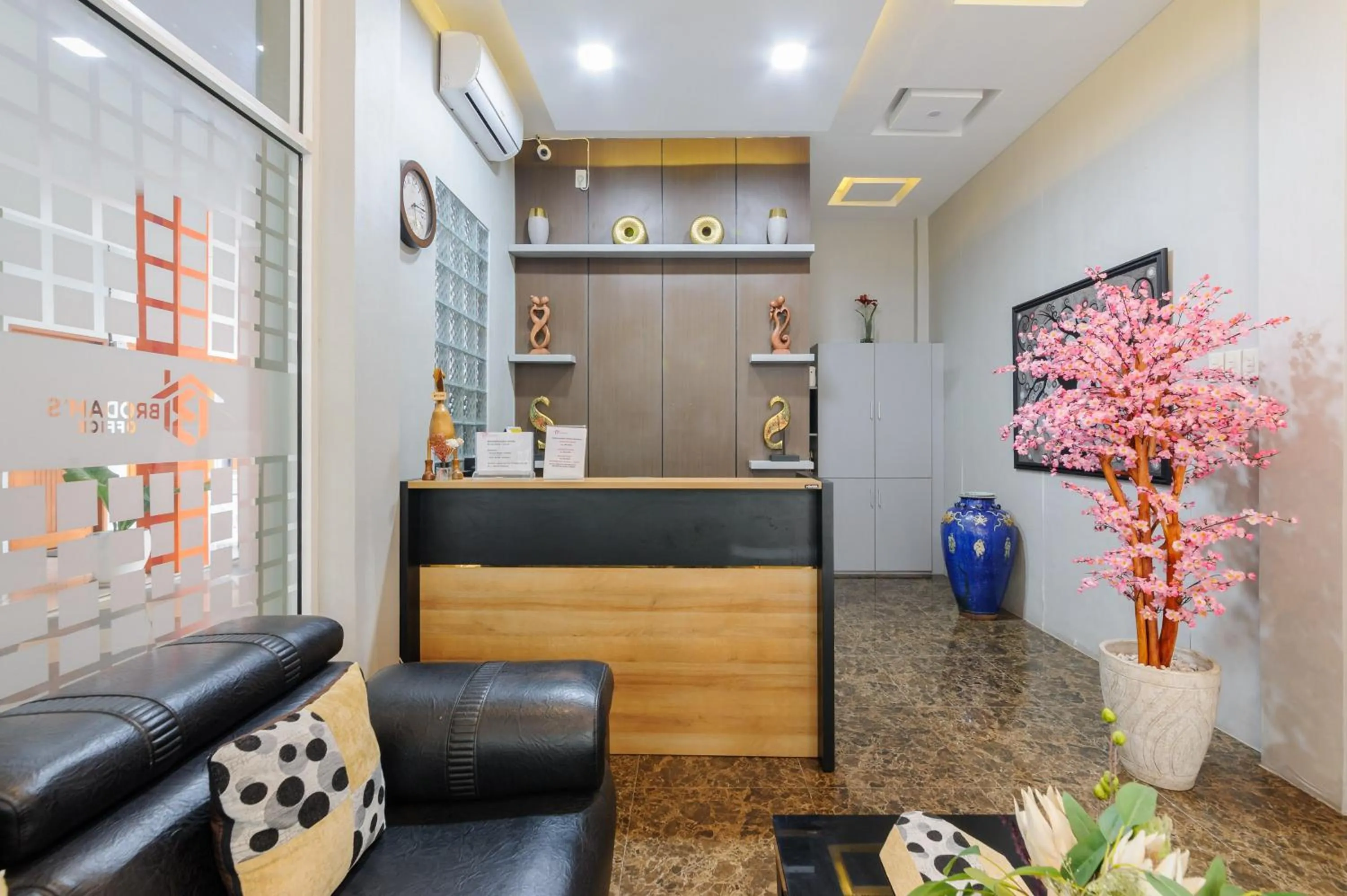 Lobby or reception in Urbanview Hotel Brodam's Pematang Siantar by RedDoorz