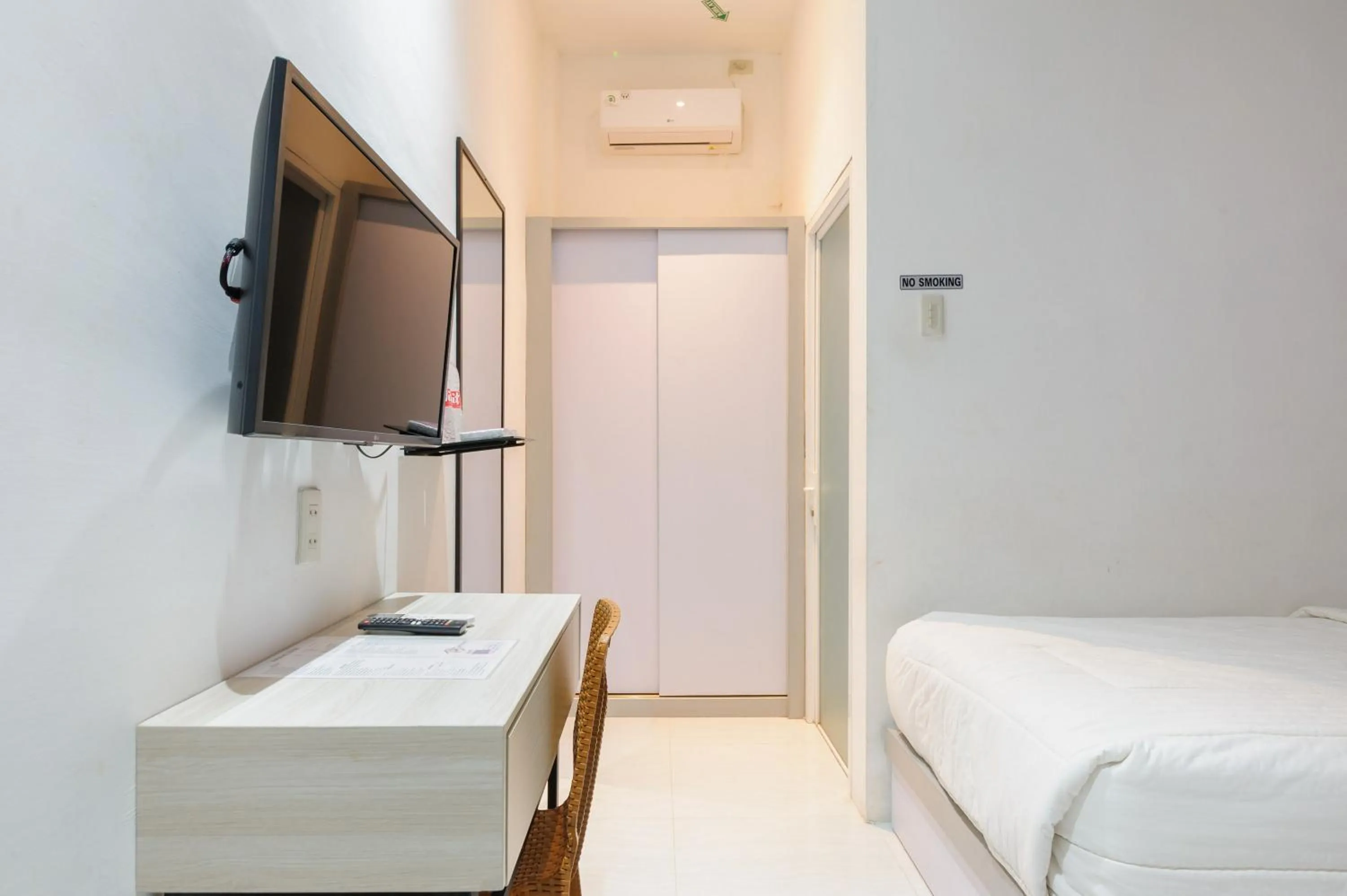 Bedroom, Bed in Urbanview Hotel Brodam's Pematang Siantar by RedDoorz