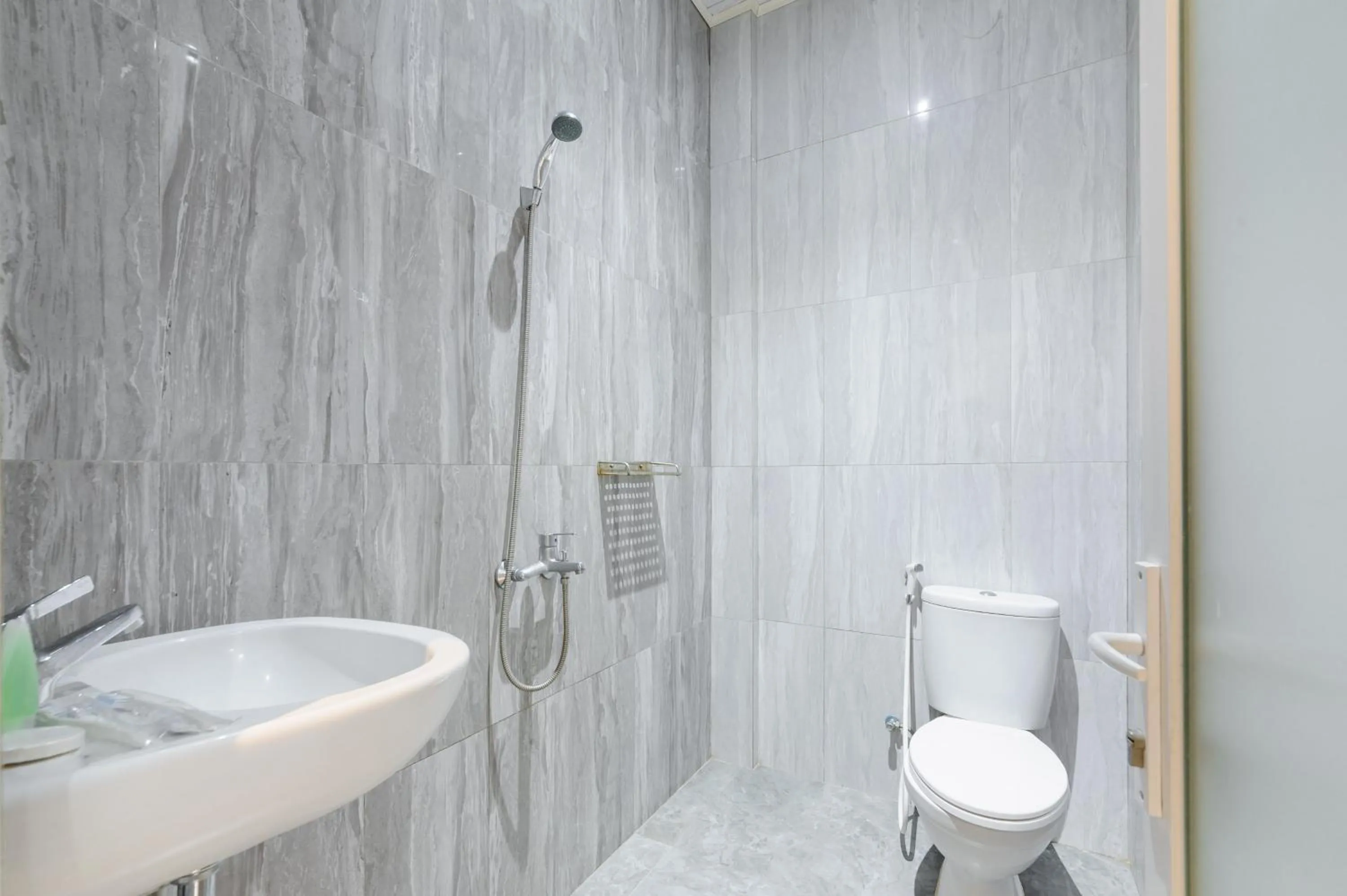 Bathroom in Urbanview Hotel Brodam's Pematang Siantar by RedDoorz