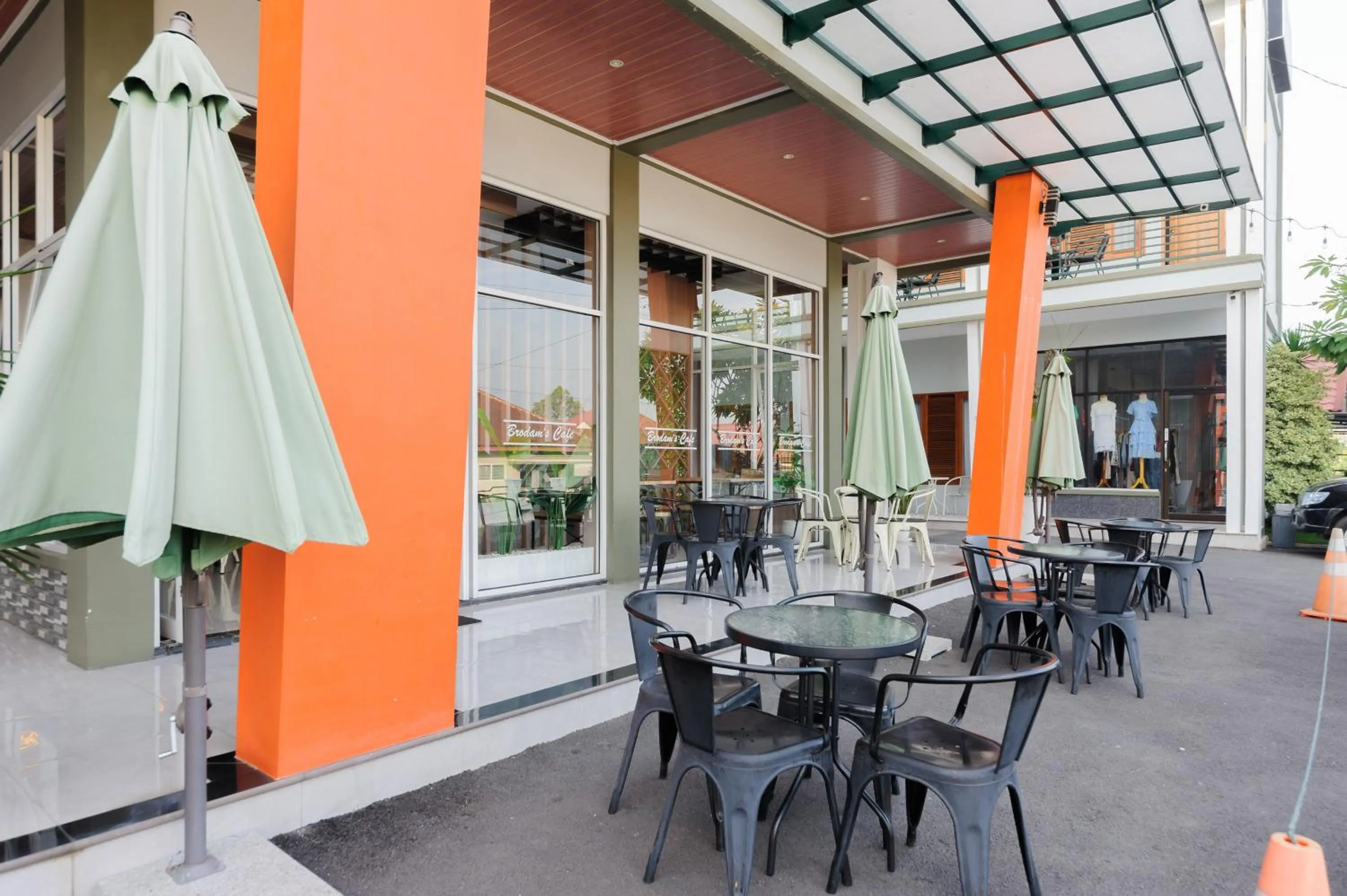 Seating area in Urbanview Hotel Brodam's Pematang Siantar by RedDoorz