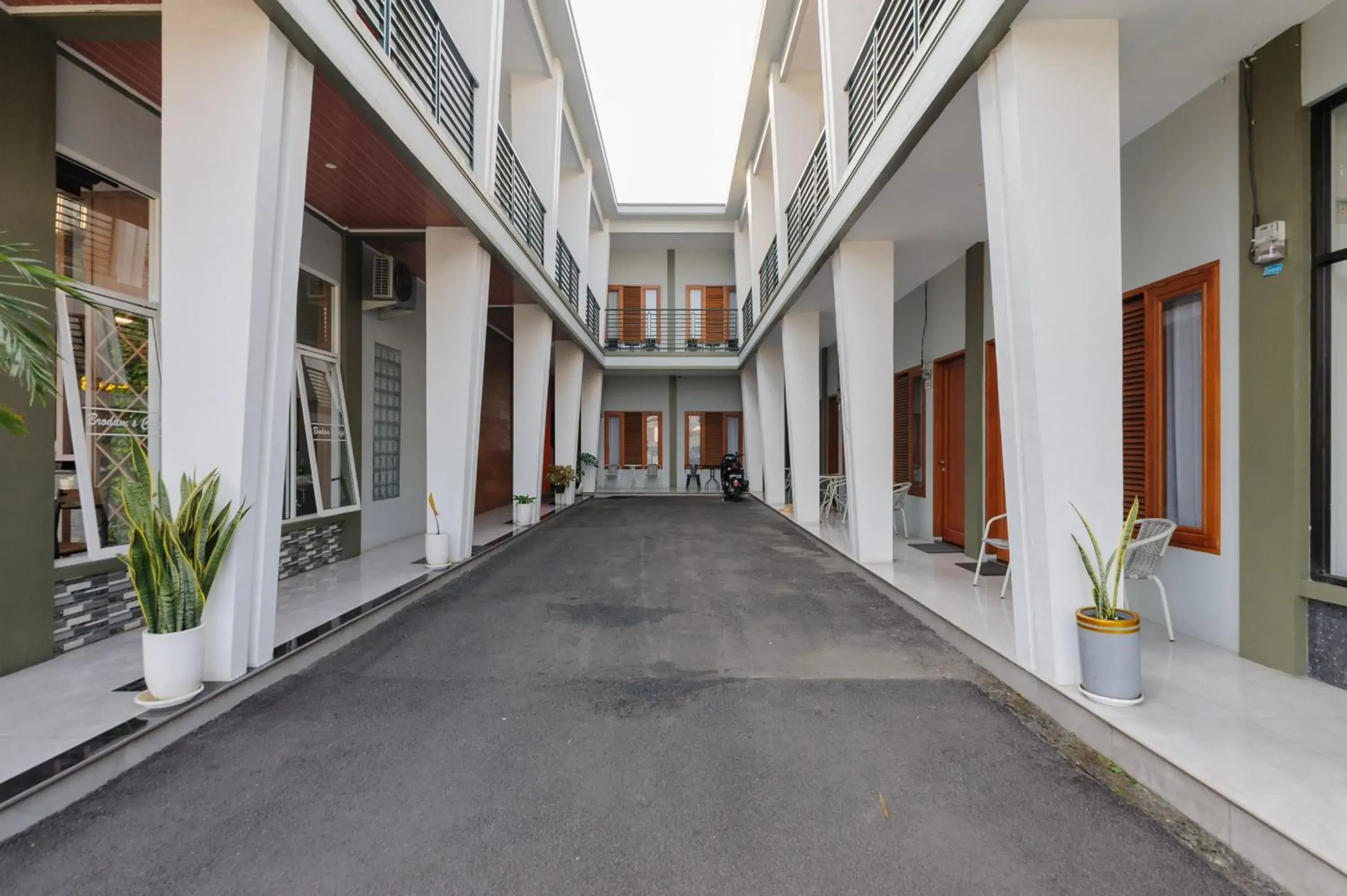 Property building in Urbanview Hotel Brodam's Pematang Siantar by RedDoorz Property building in Urbanview Hotel Brodam's Pematang Siantar by RedDoorz