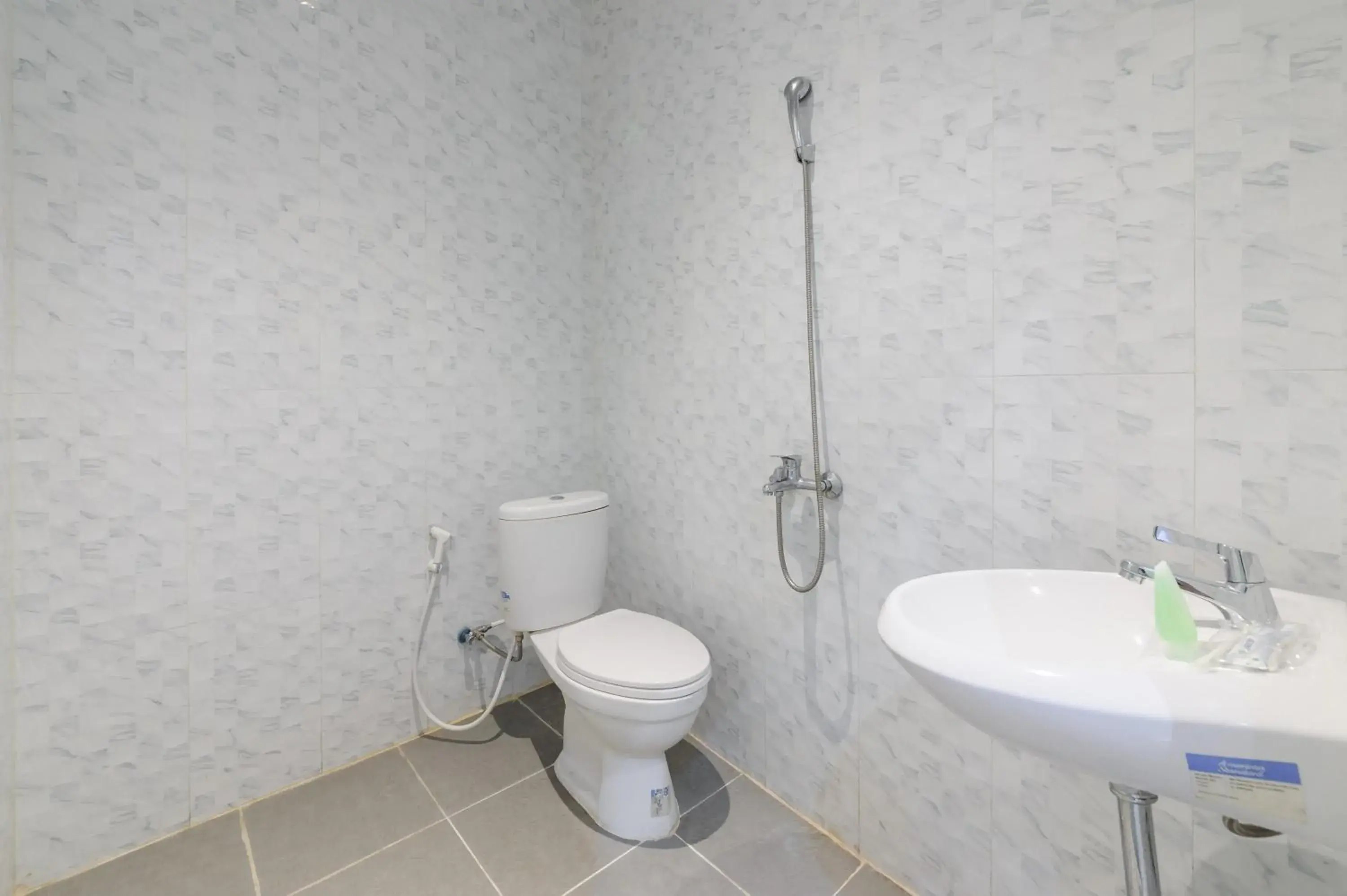 Bathroom in Urbanview Hotel Brodam's Pematang Siantar by RedDoorz Bathroom in Urbanview Hotel Brodam's Pematang Siantar by RedDoorz