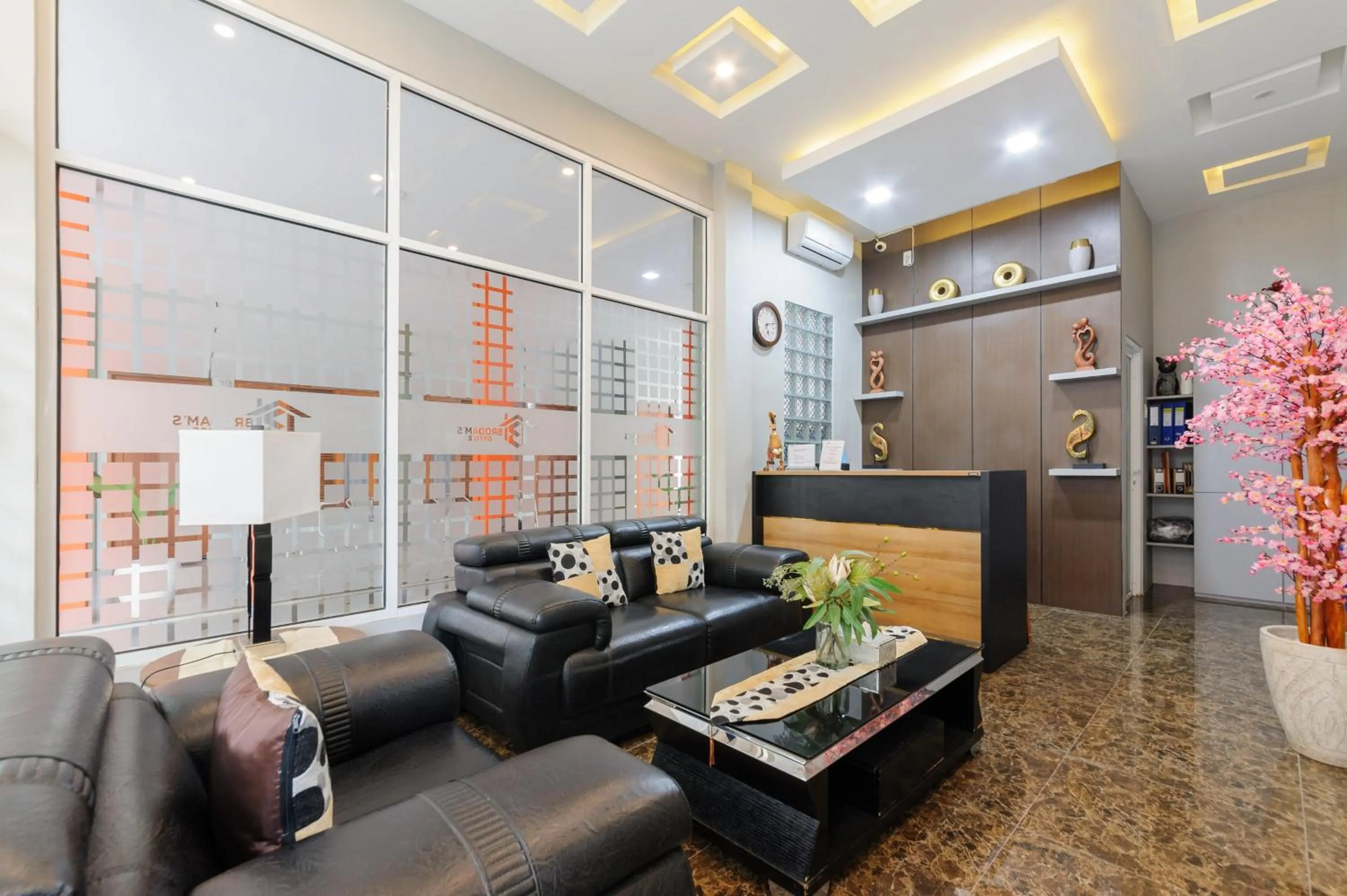 Lobby or reception in Urbanview Hotel Brodam's Pematang Siantar by RedDoorz